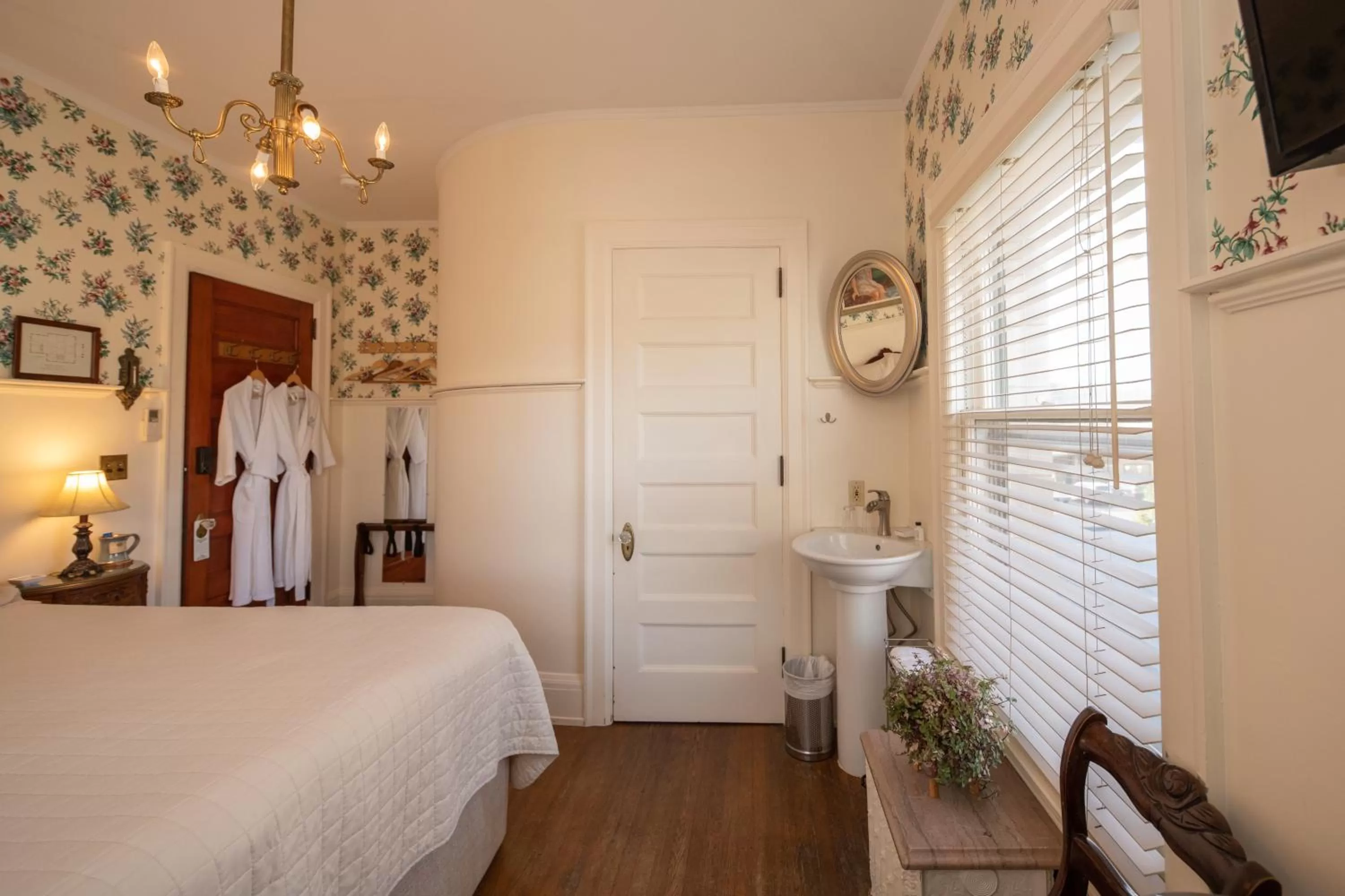 Bedroom, Bed in Cartier Mansion