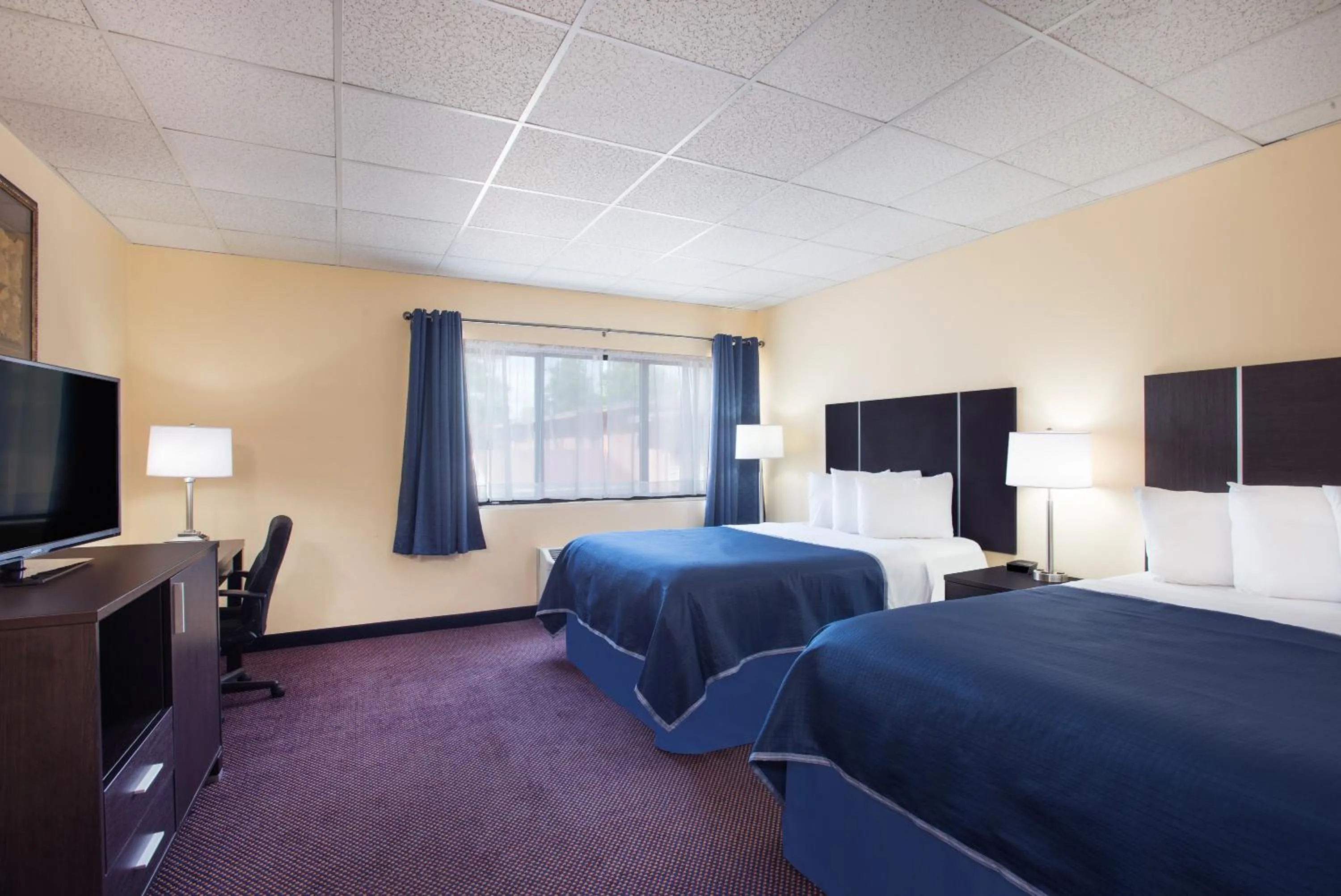 Bed in Howard Johnson by Wyndham South Portland