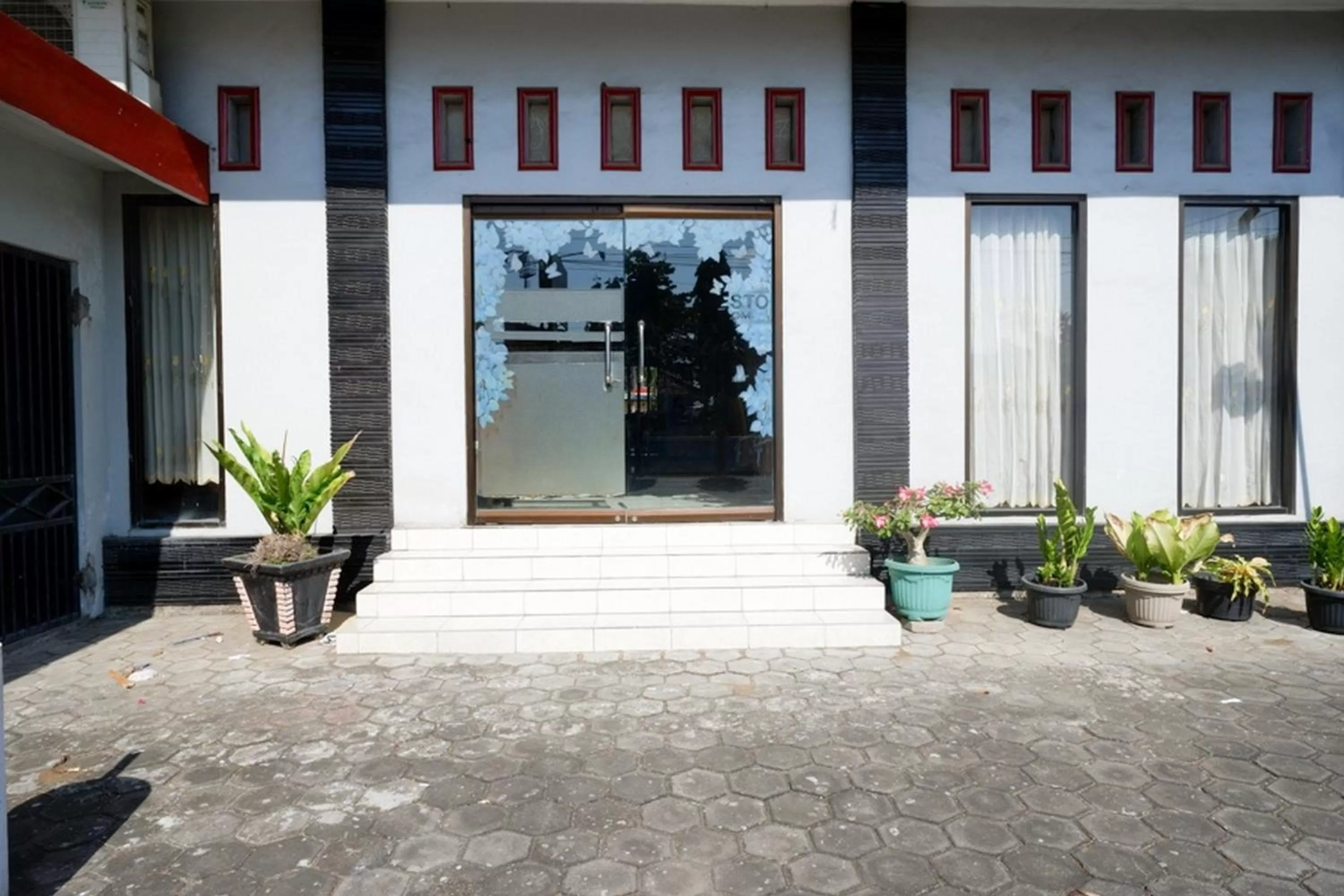 Facade/entrance in RedDoorz Plus near Stadion Wijaya Kusuma