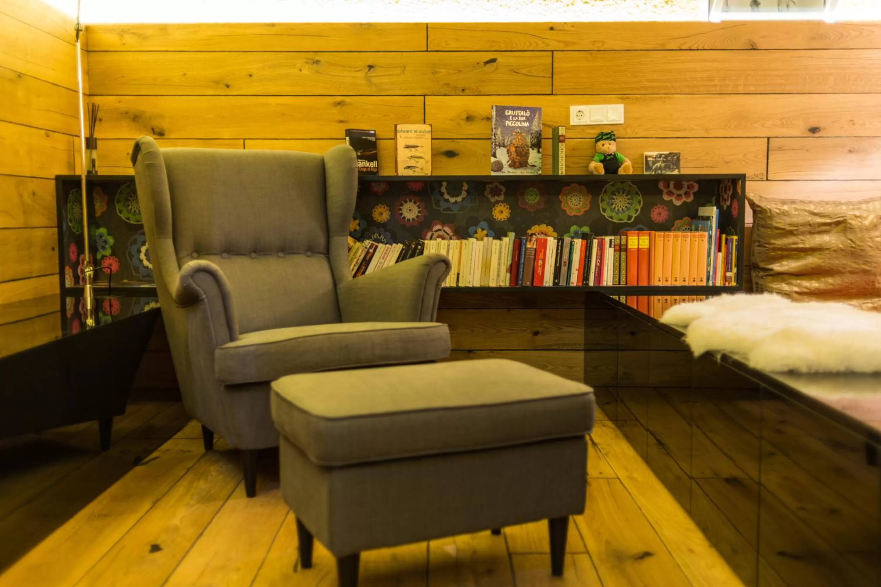 Communal lounge/ TV room, Bed in Nala Individuellhotel