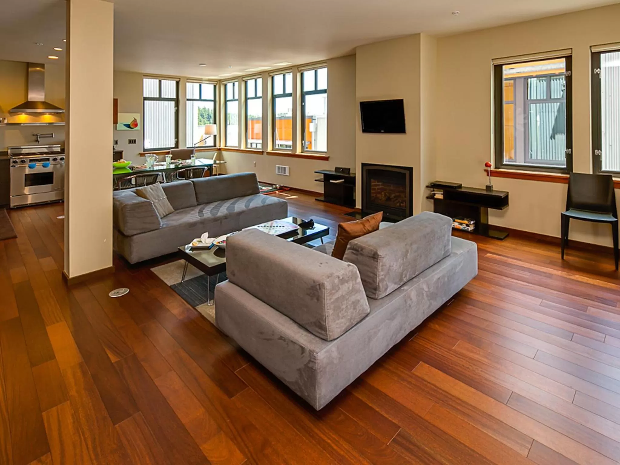 TV and multimedia in Island Inn at 123 West