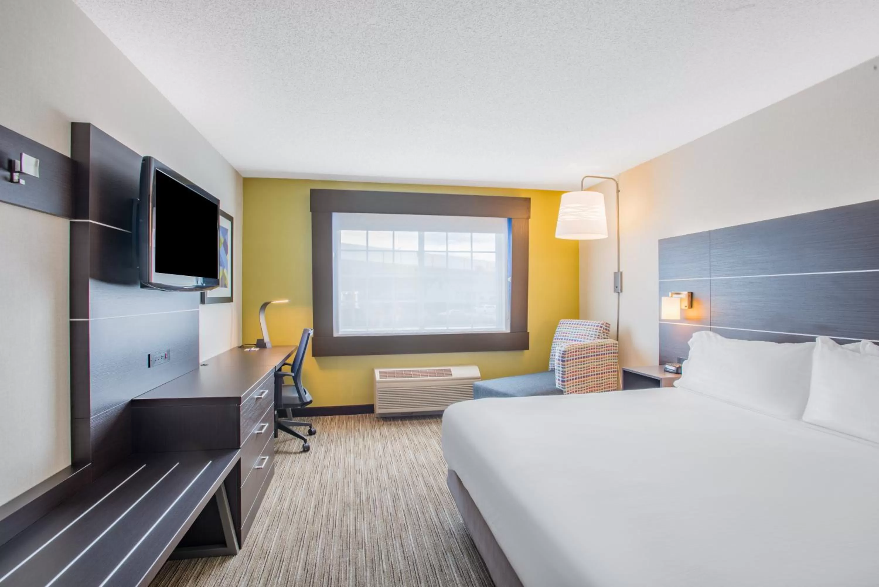 Photo of the whole room, Bed in Holiday Inn Express Hotel & Suites Boston - Marlboro by IHG