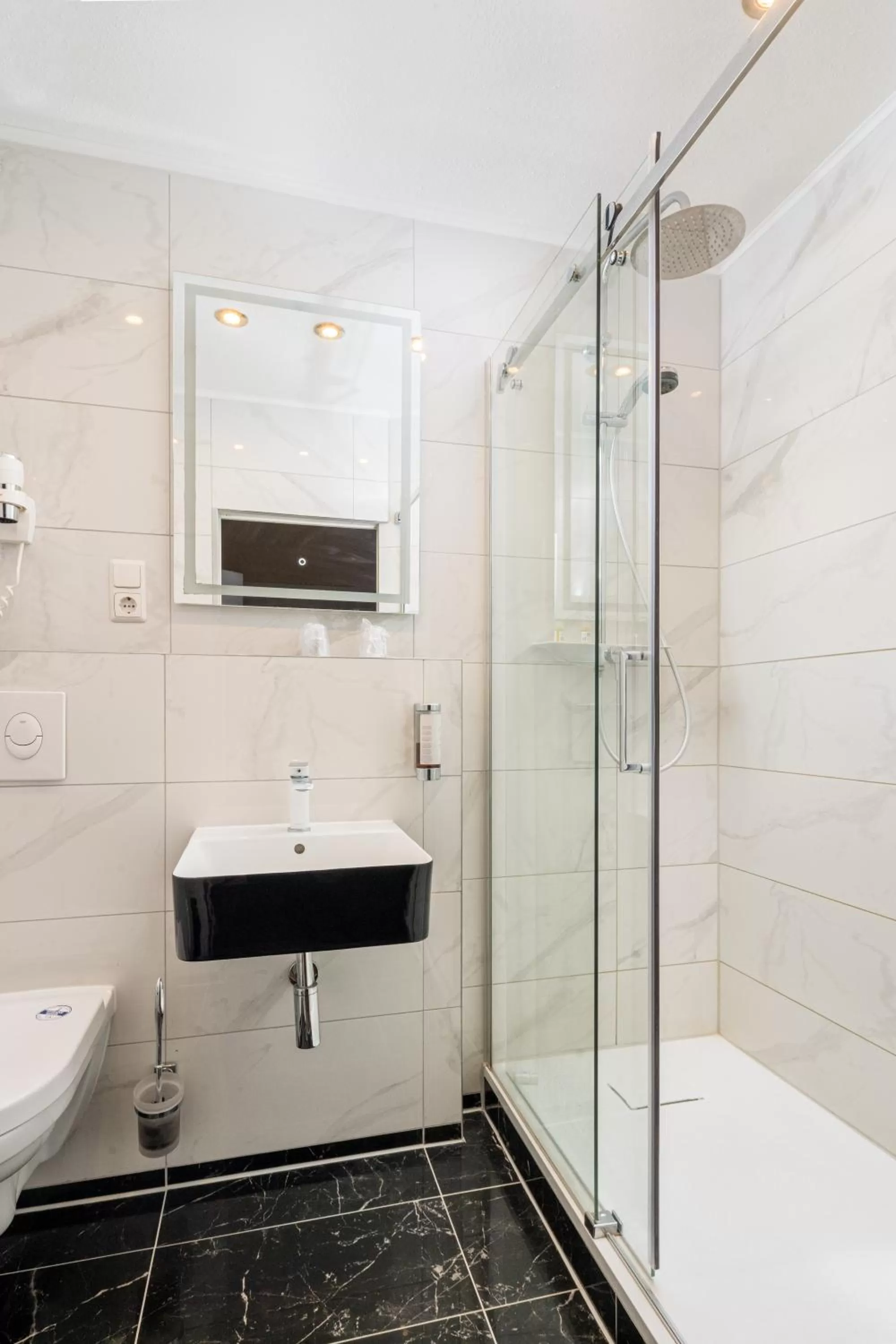 Shower in Hotel Augusta Am Kurfürstendamm