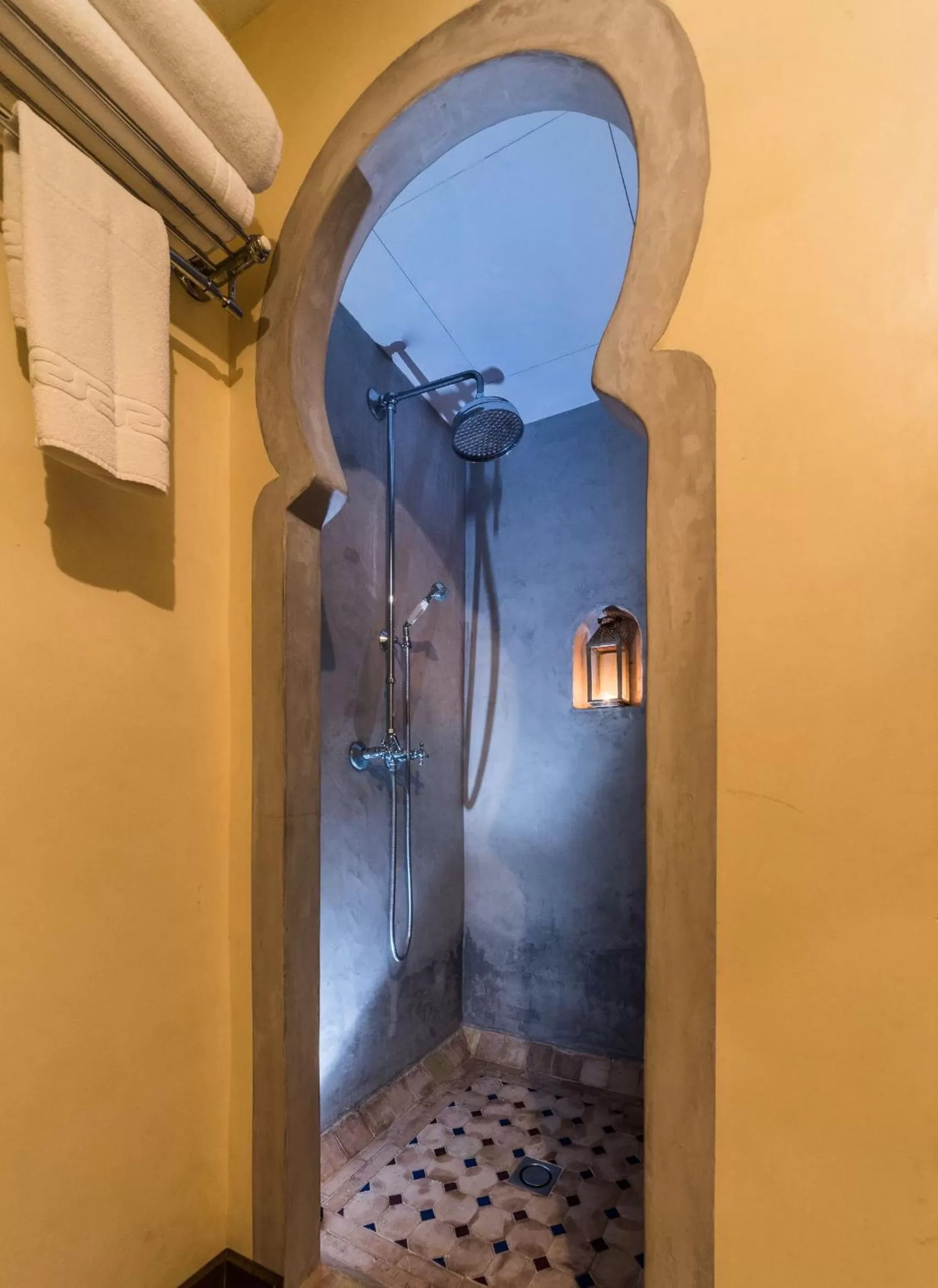 Shower in Alcoba del Rey de Sevilla