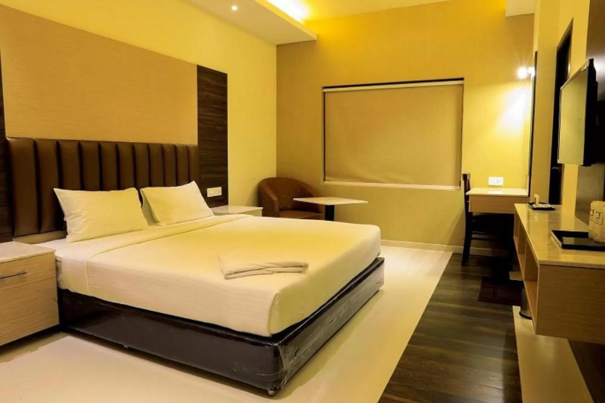 Photo of the whole room, Bed in Laya Regency