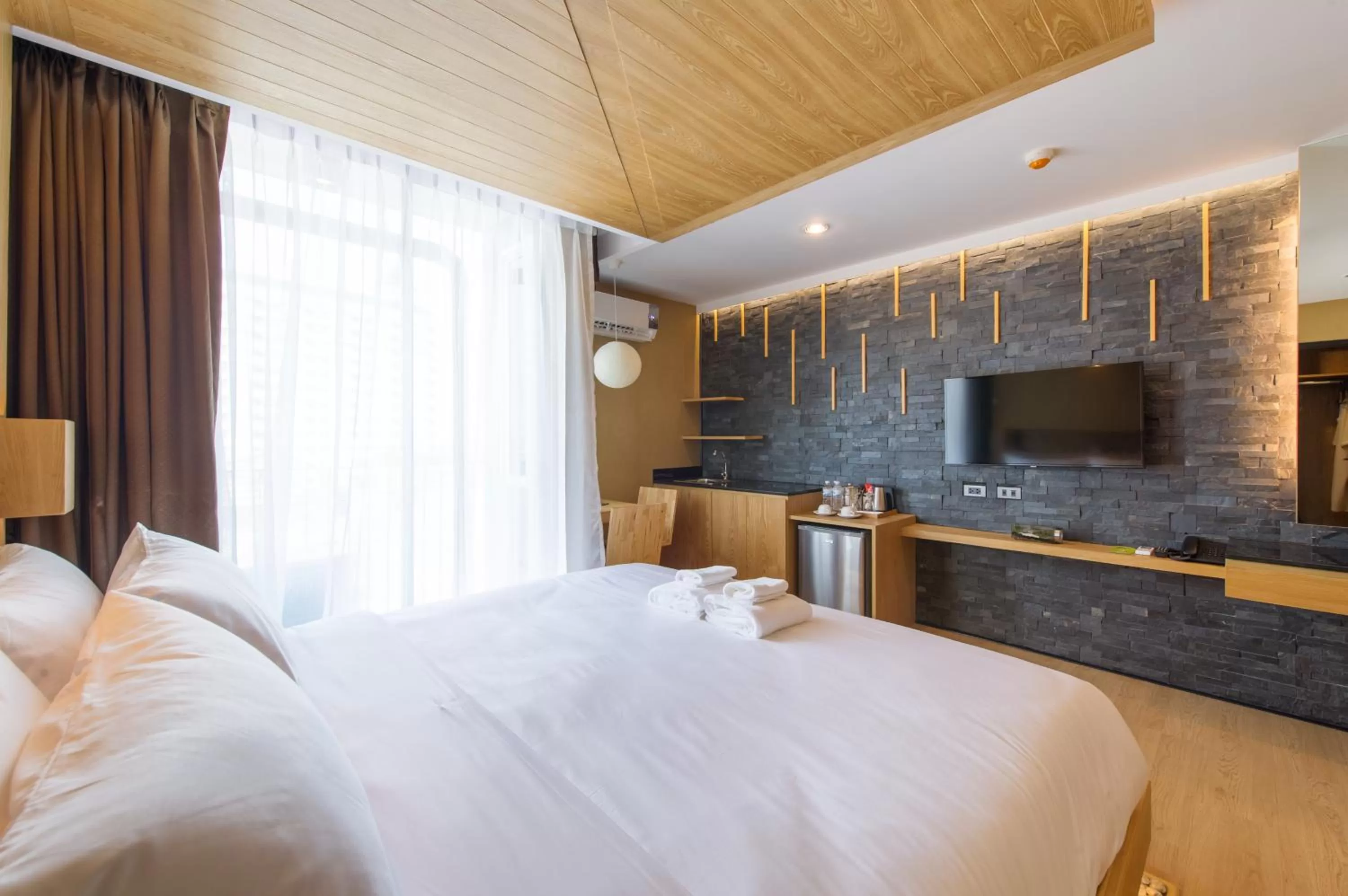 Photo of the whole room, Bed in Zenniq