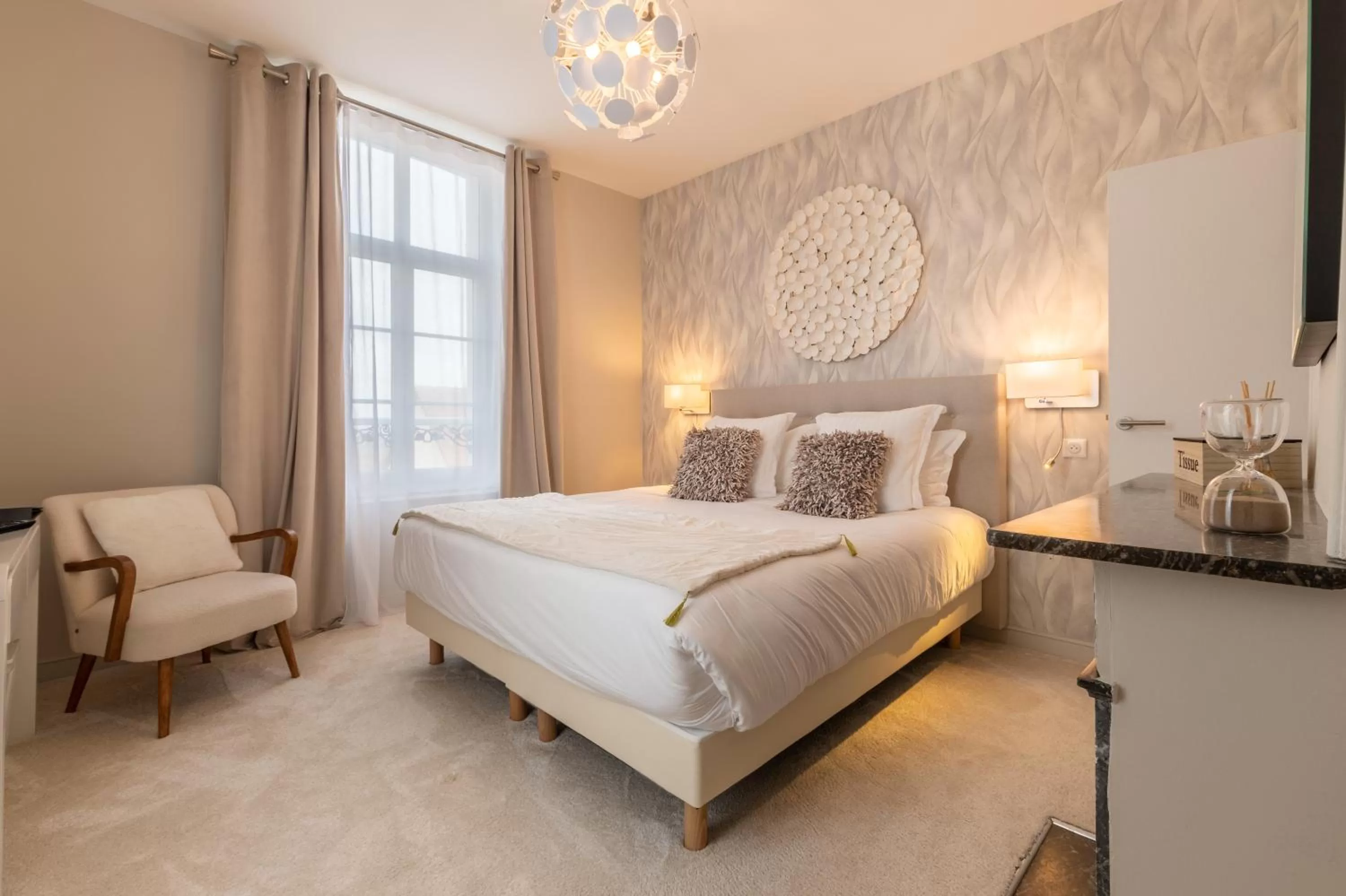 Property building, Bed in Hôtel Échappée en Baie - Parking privé gratuit dont forfaits bornes électriques réservable