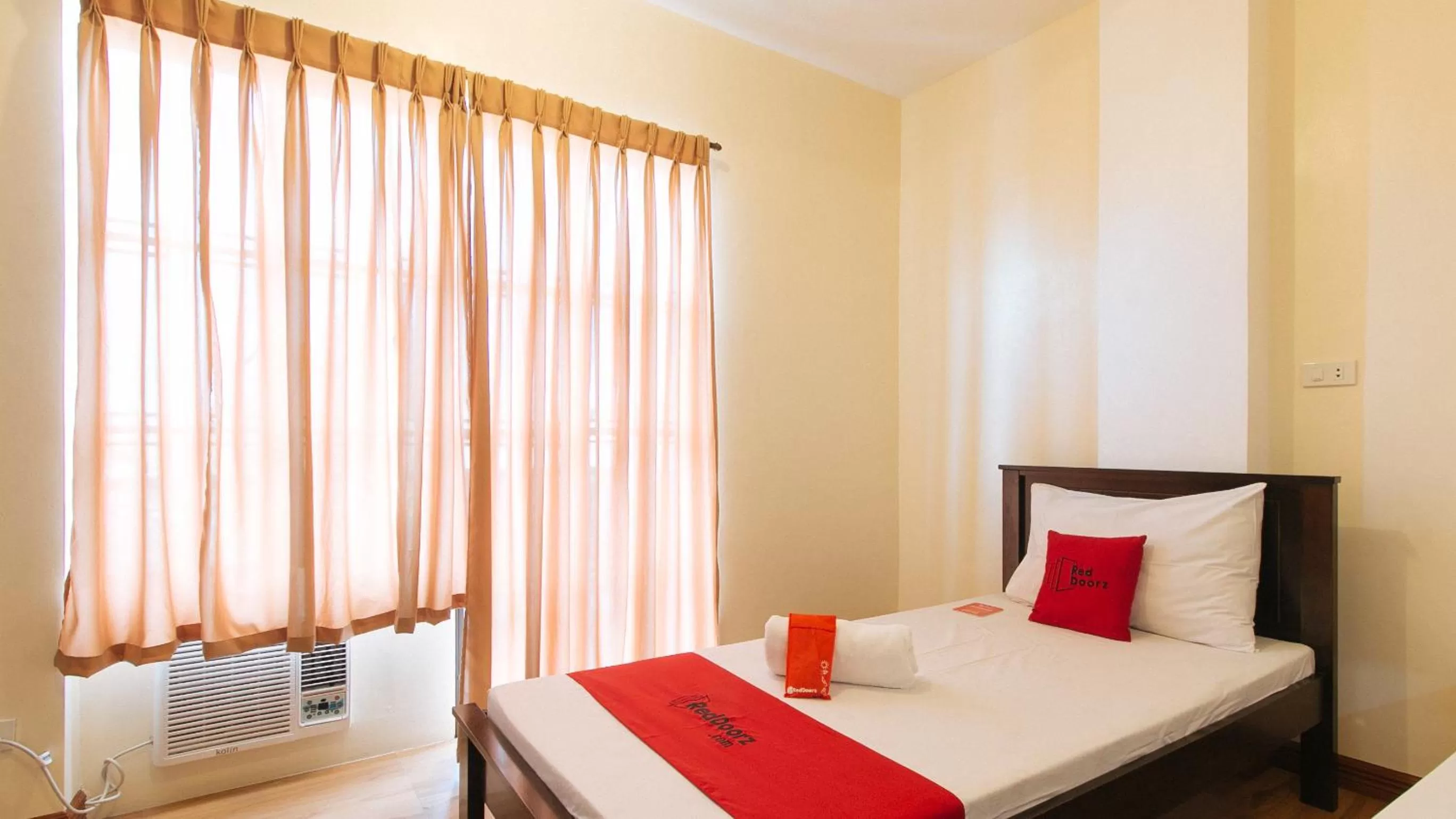 Photo of the whole room, Bed in RedDoorz Plus near Johnson and Johnson Paranaque