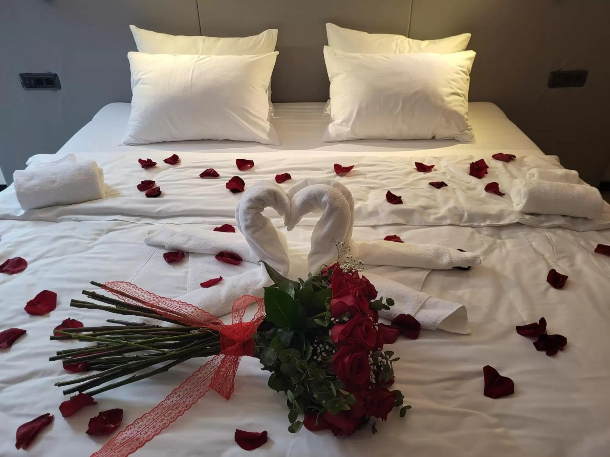 Property building, Bed in Adventure Lake Resort - Simared