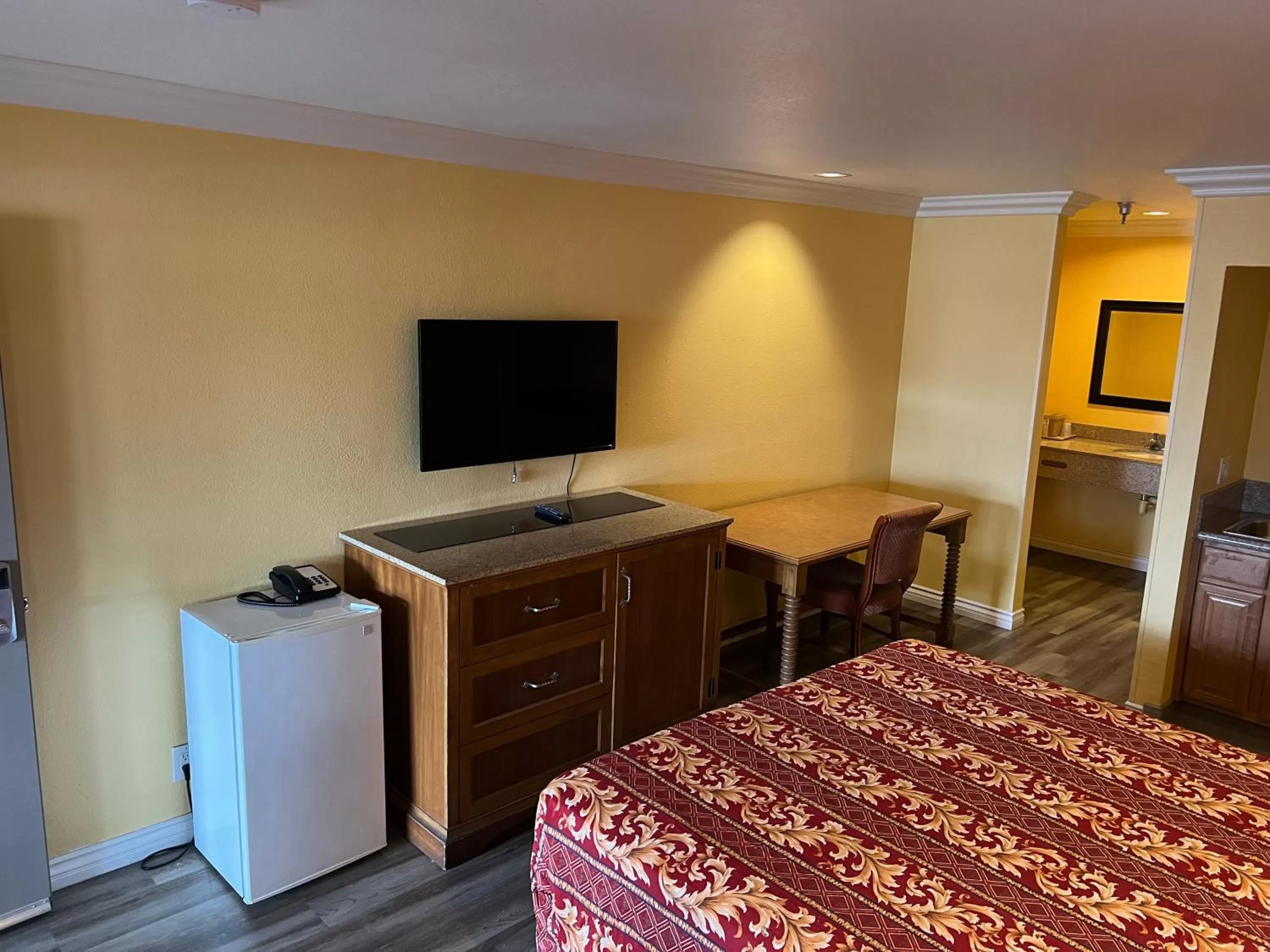 Bed in Industry Inn & Suites