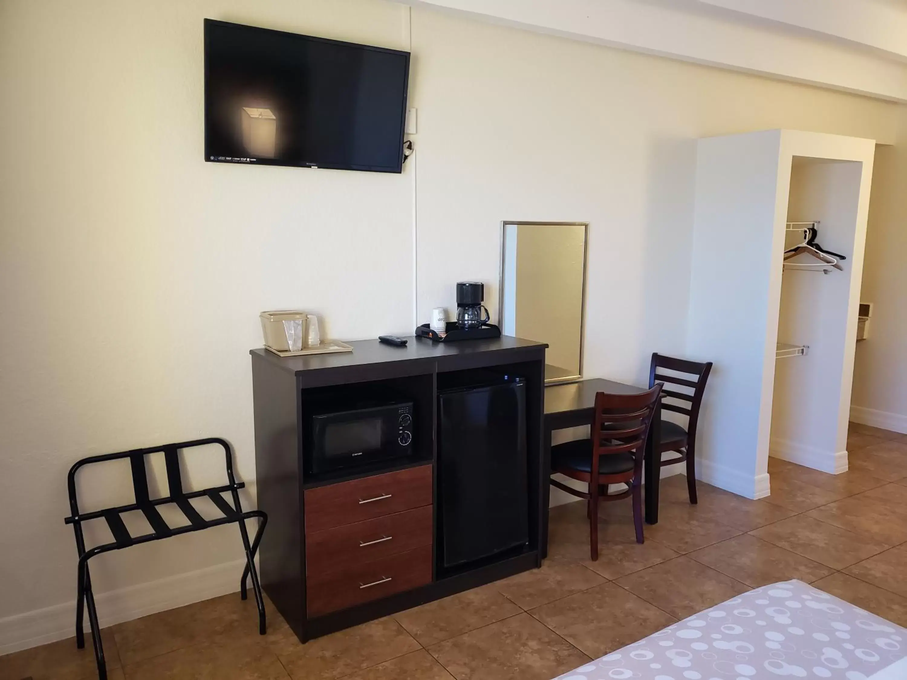 King Room - Disability Access - Ocean View in Oceanfront Inn and Suites - Ormond King Room - Disability Access - Ocean View in Oceanfront Inn and Suites - Ormond