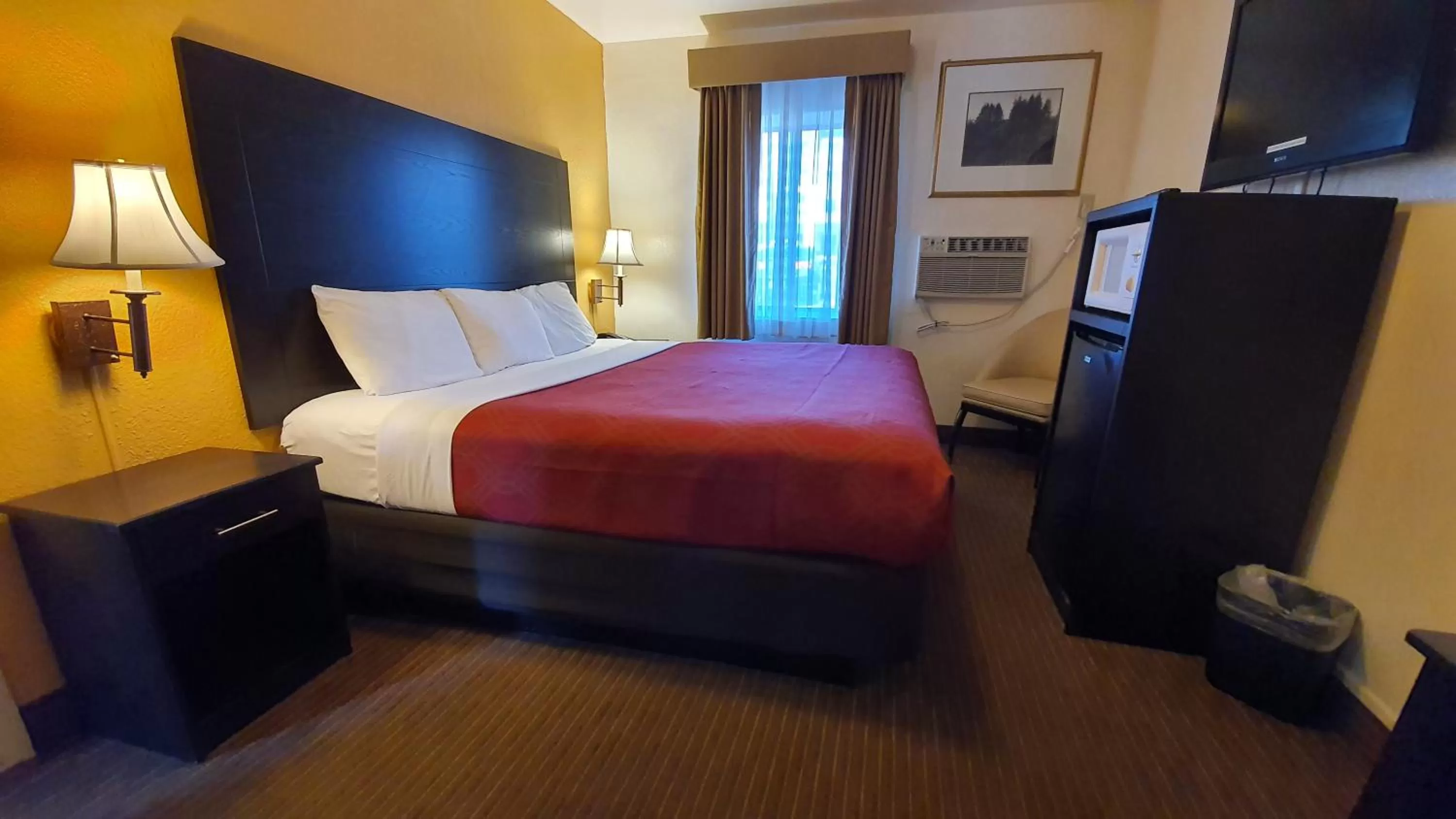 Photo of the whole room, Bed in Rodeway Inn Flagstaff-Downtown