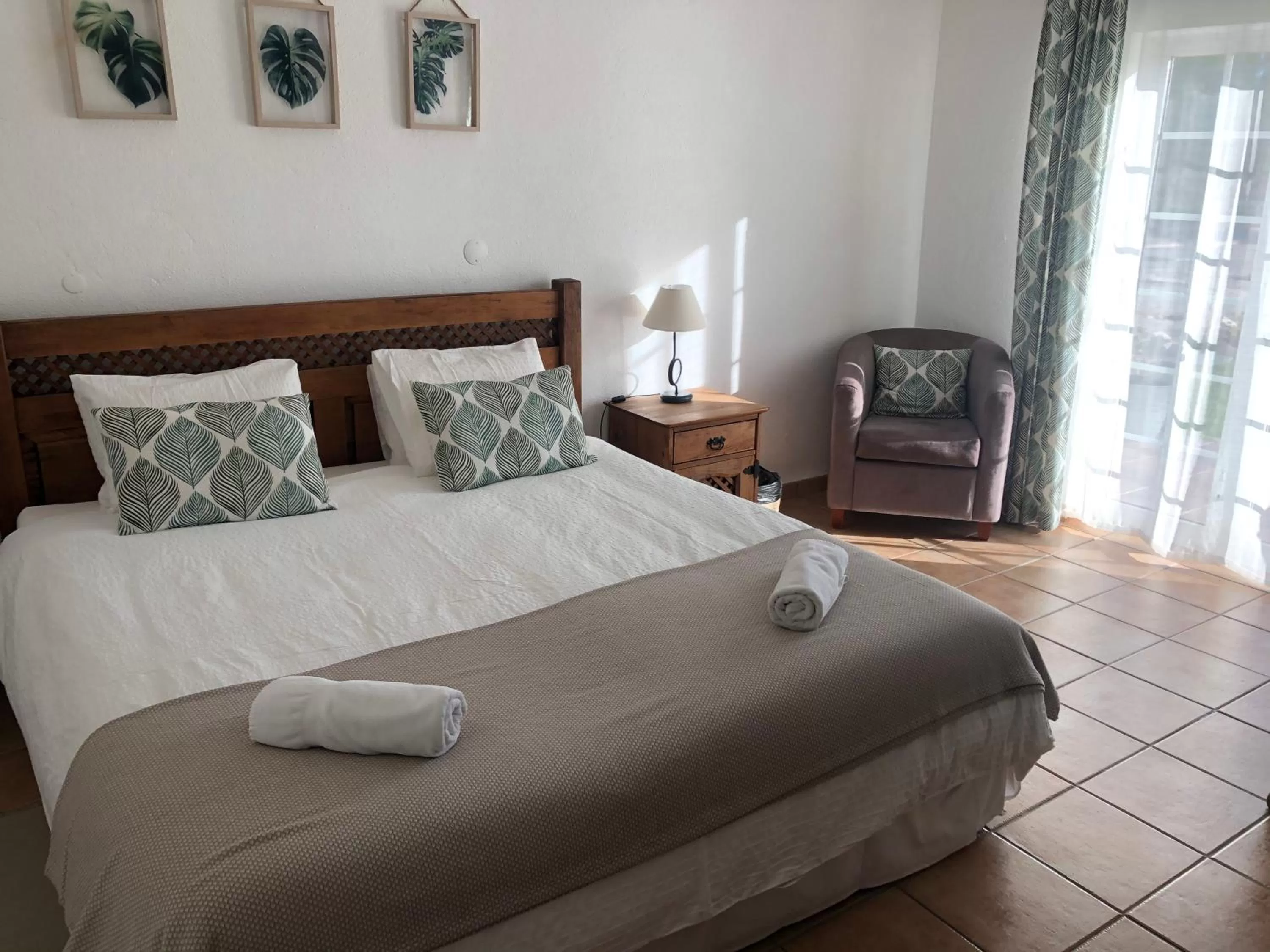 King Room with Pool View in Casa Jardim Oasis