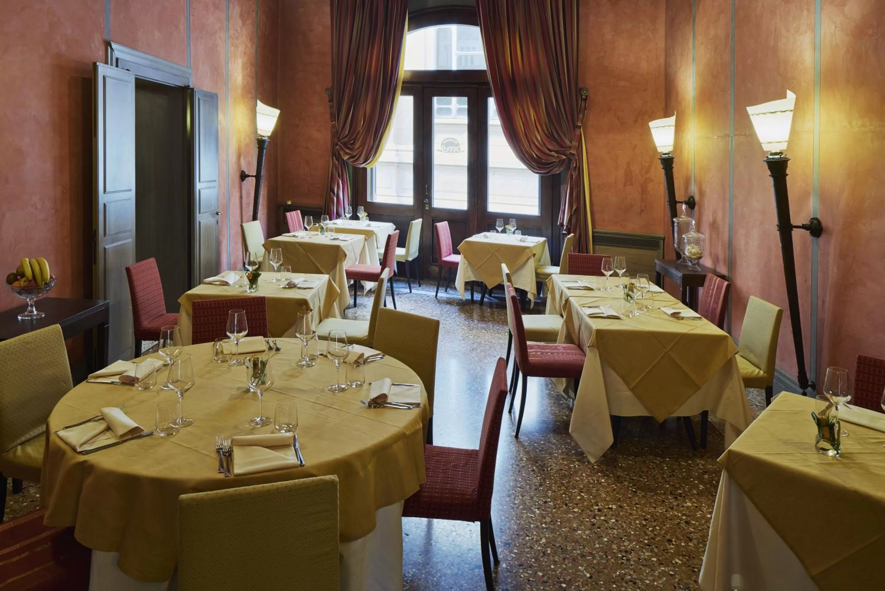 Restaurant/places to eat in Albergo Cappello