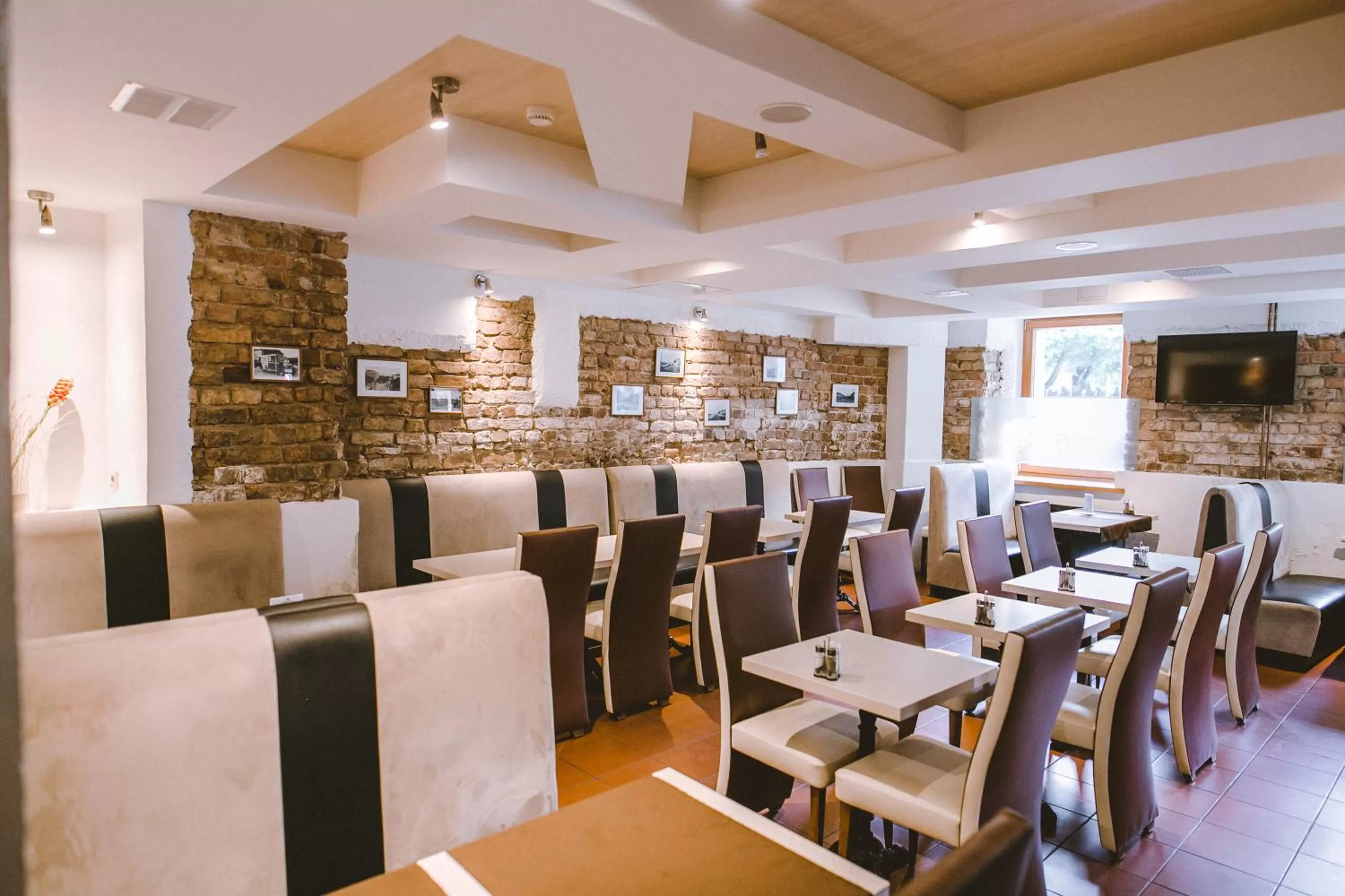 Restaurant/places to eat in Hanza Hotel