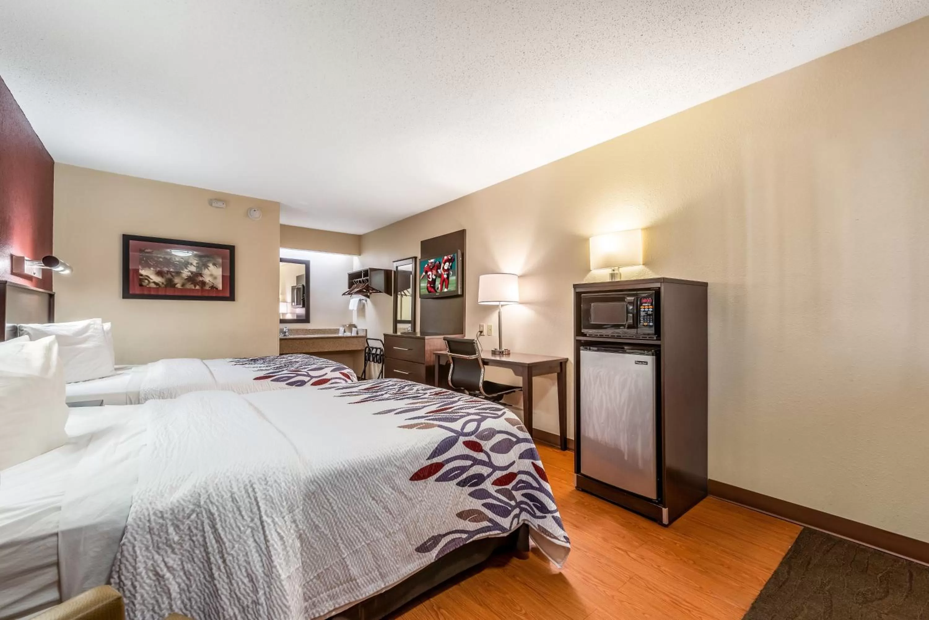 Photo of the whole room, Bed in Red Roof Inn Merrillville