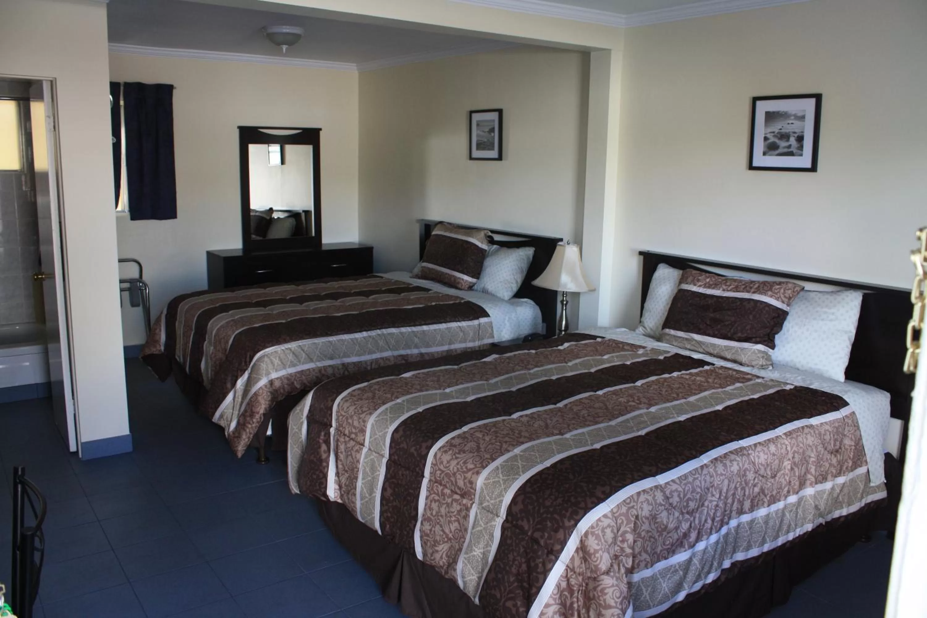 Bedroom, Bed in Sunny Beach Motel