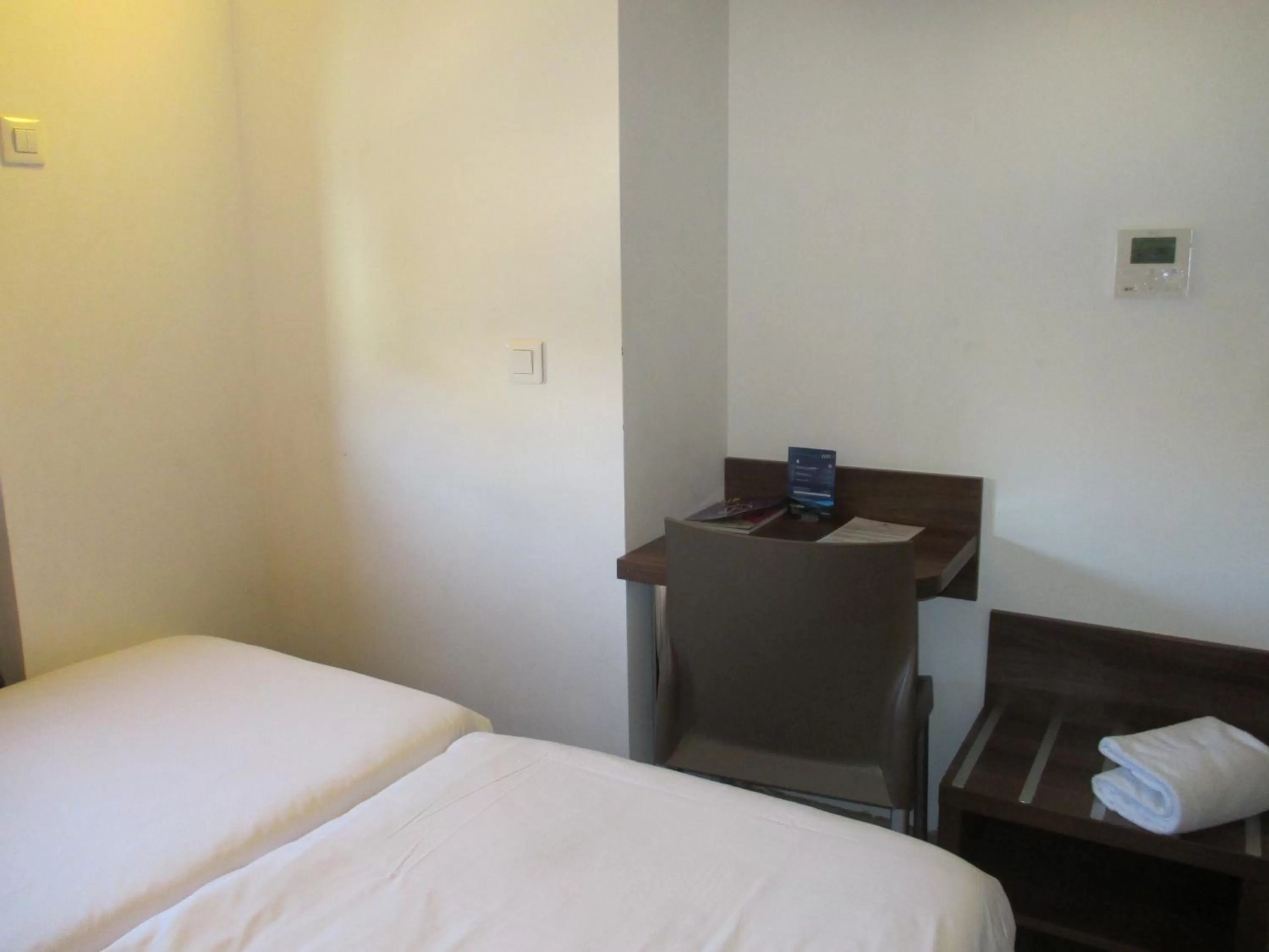 Bedroom, Bed in Hôtel le Pastel