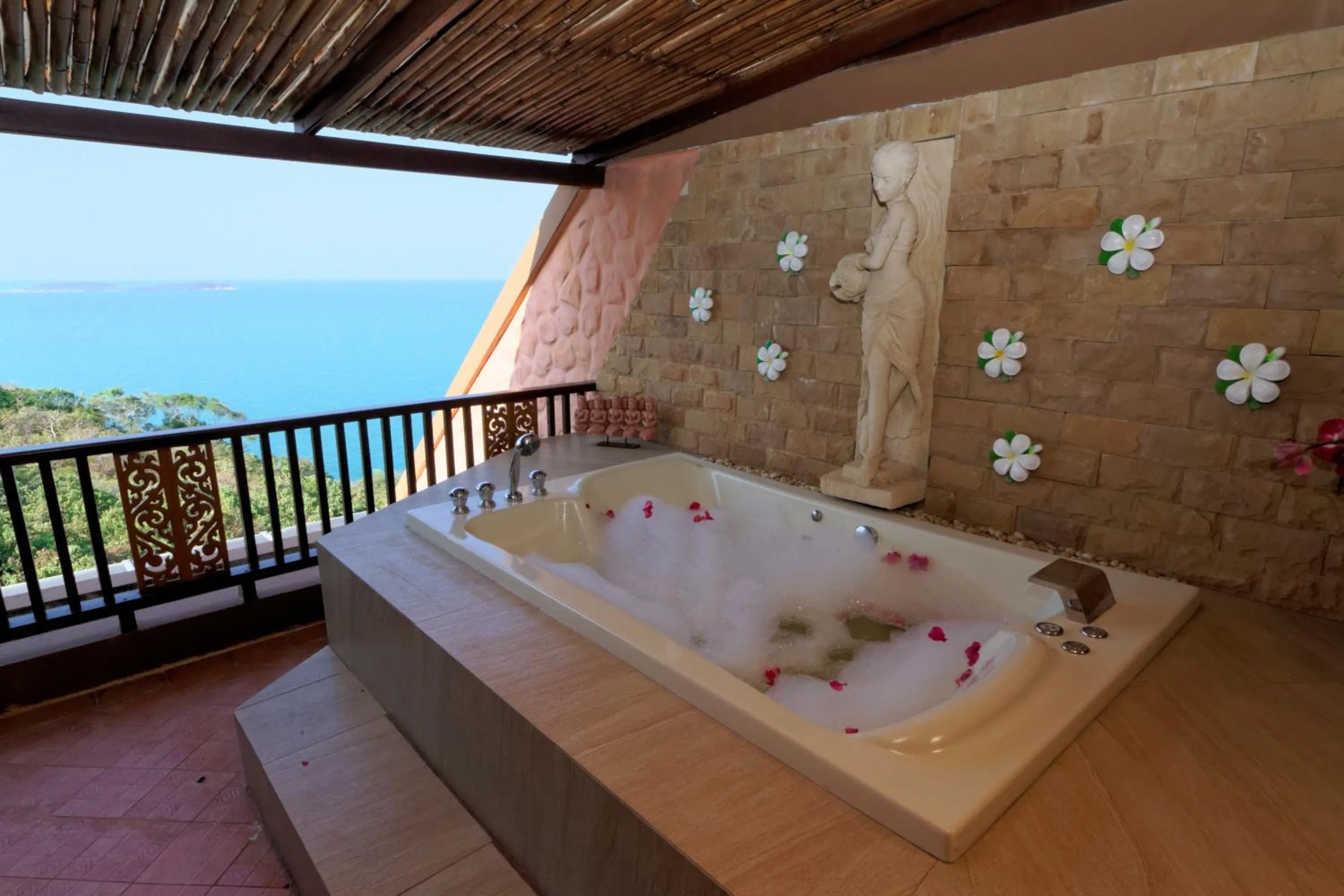 Shower in Samui Bayview Resort & Spa - SHA Plus