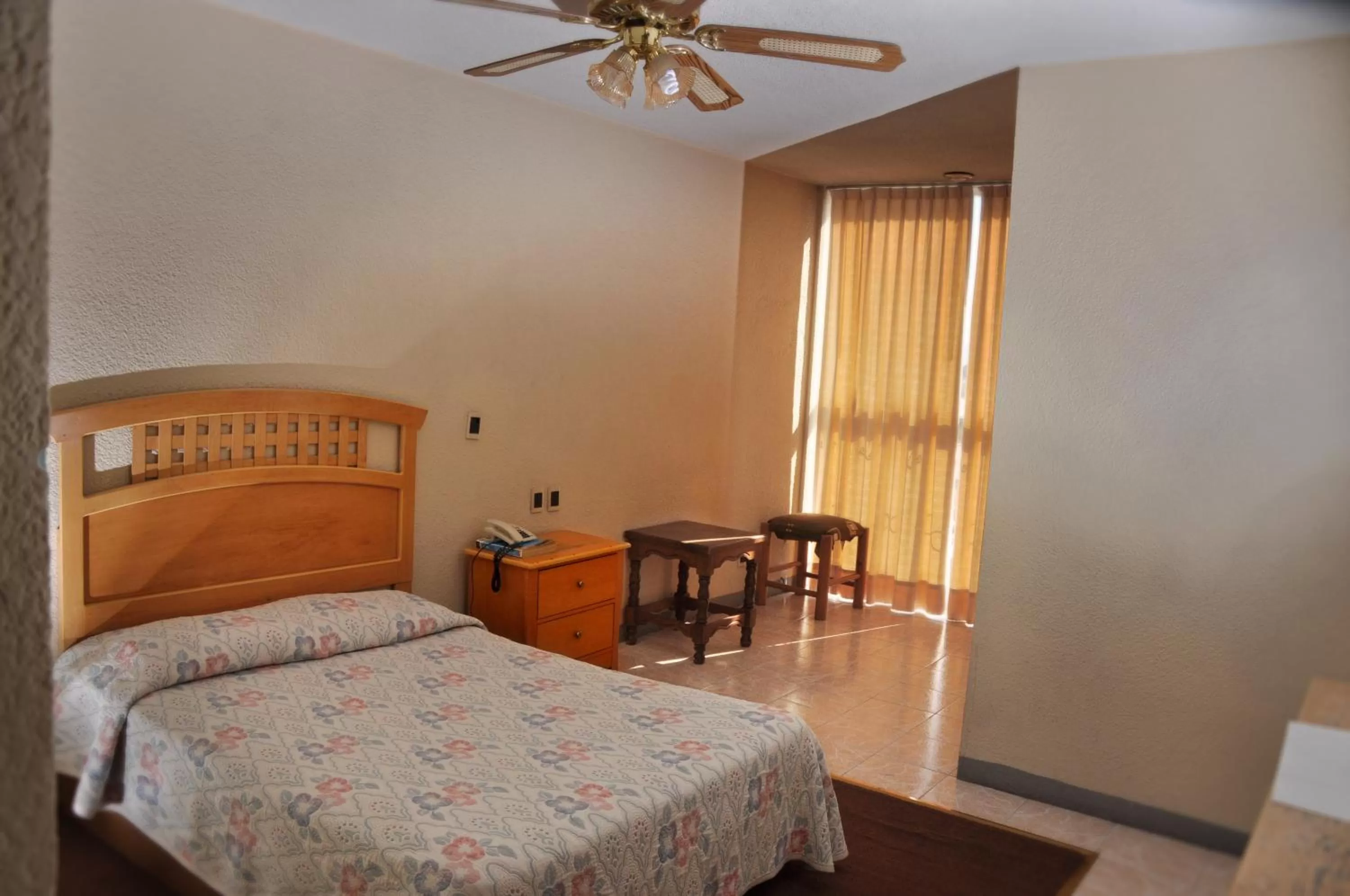 Shower, Bed in Hotel El Monte