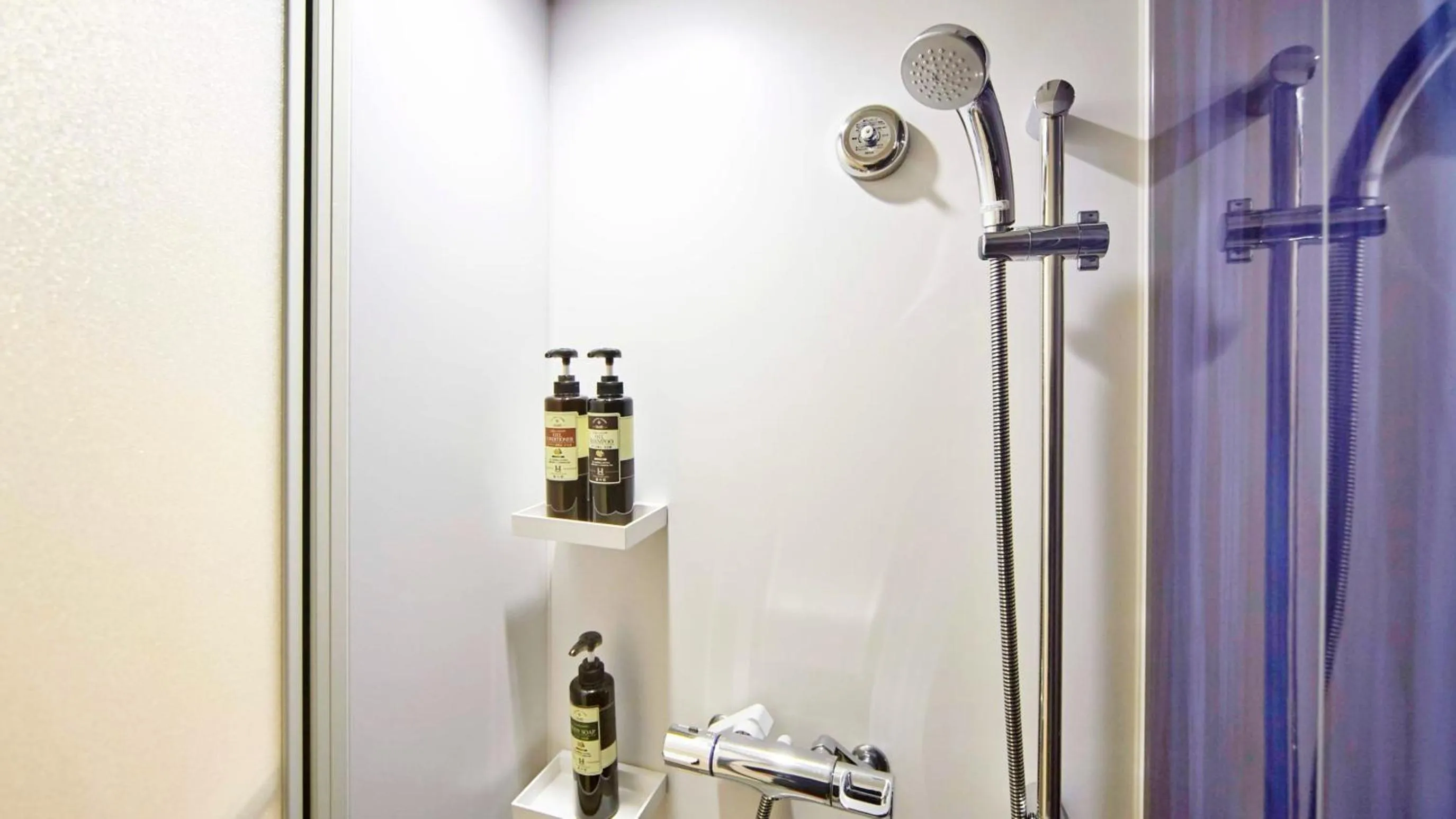 Shower in Hot Spring Osaka Hinode Hotel Nipponbashi