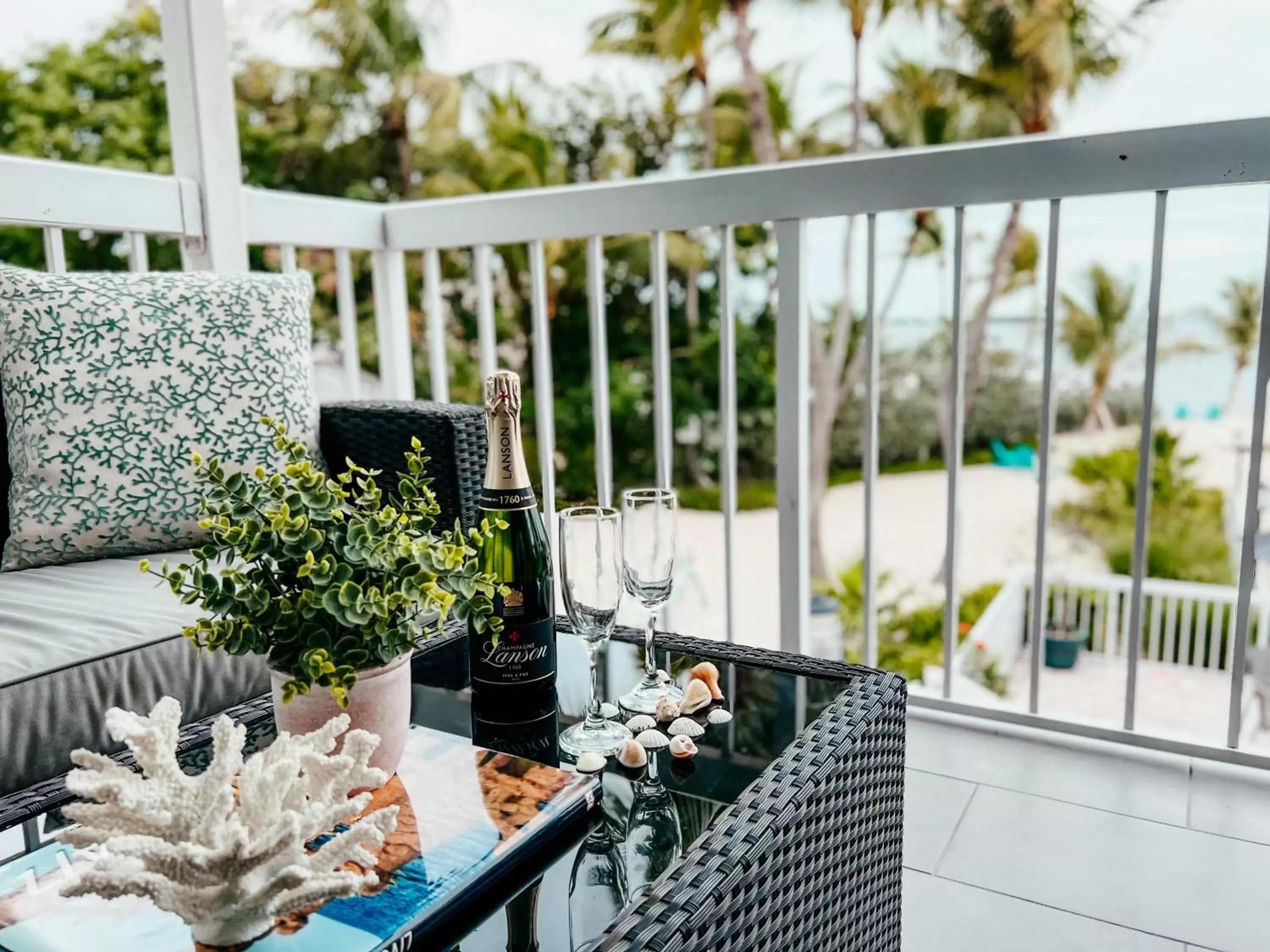 Premier One Bedroom Waterfront Suite Bayview with Sofabed in Bayside Inn Key Largo Premier One Bedroom Waterfront Suite Bayview with Sofabed in Bayside Inn Key Largo