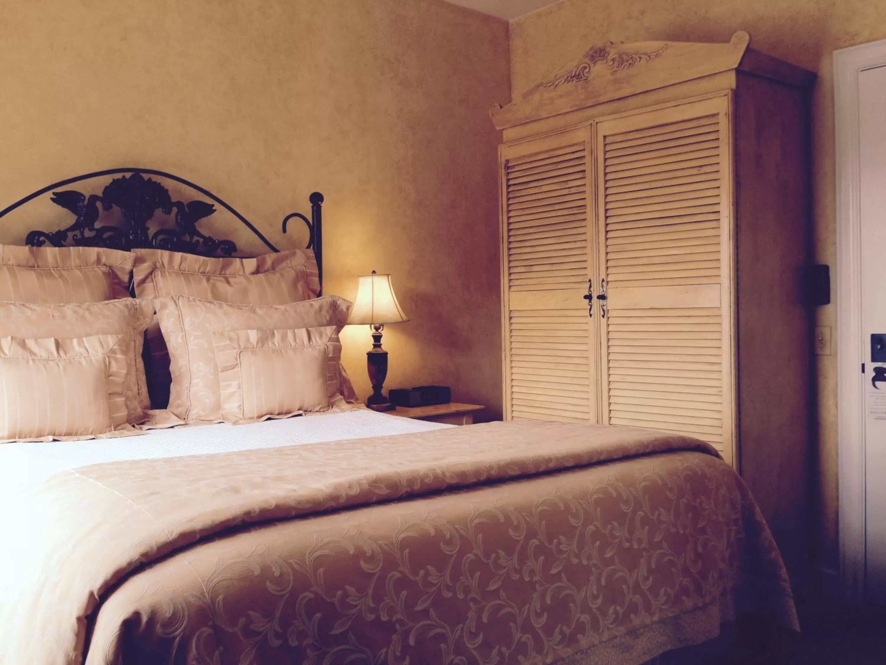 Bed in Hotel Sausalito