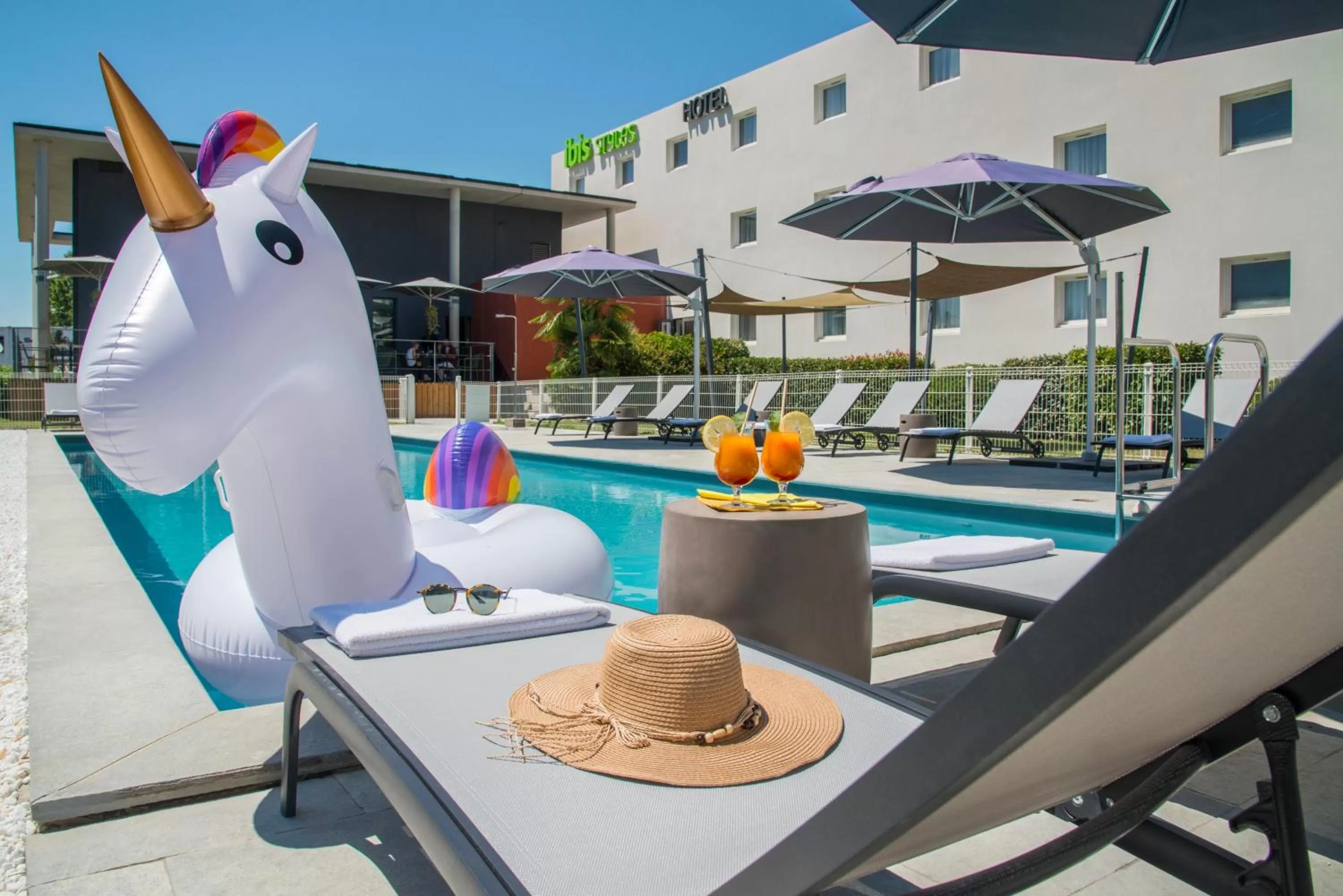 Swimming pool in ibis Styles Pertuis Portes du Luberon