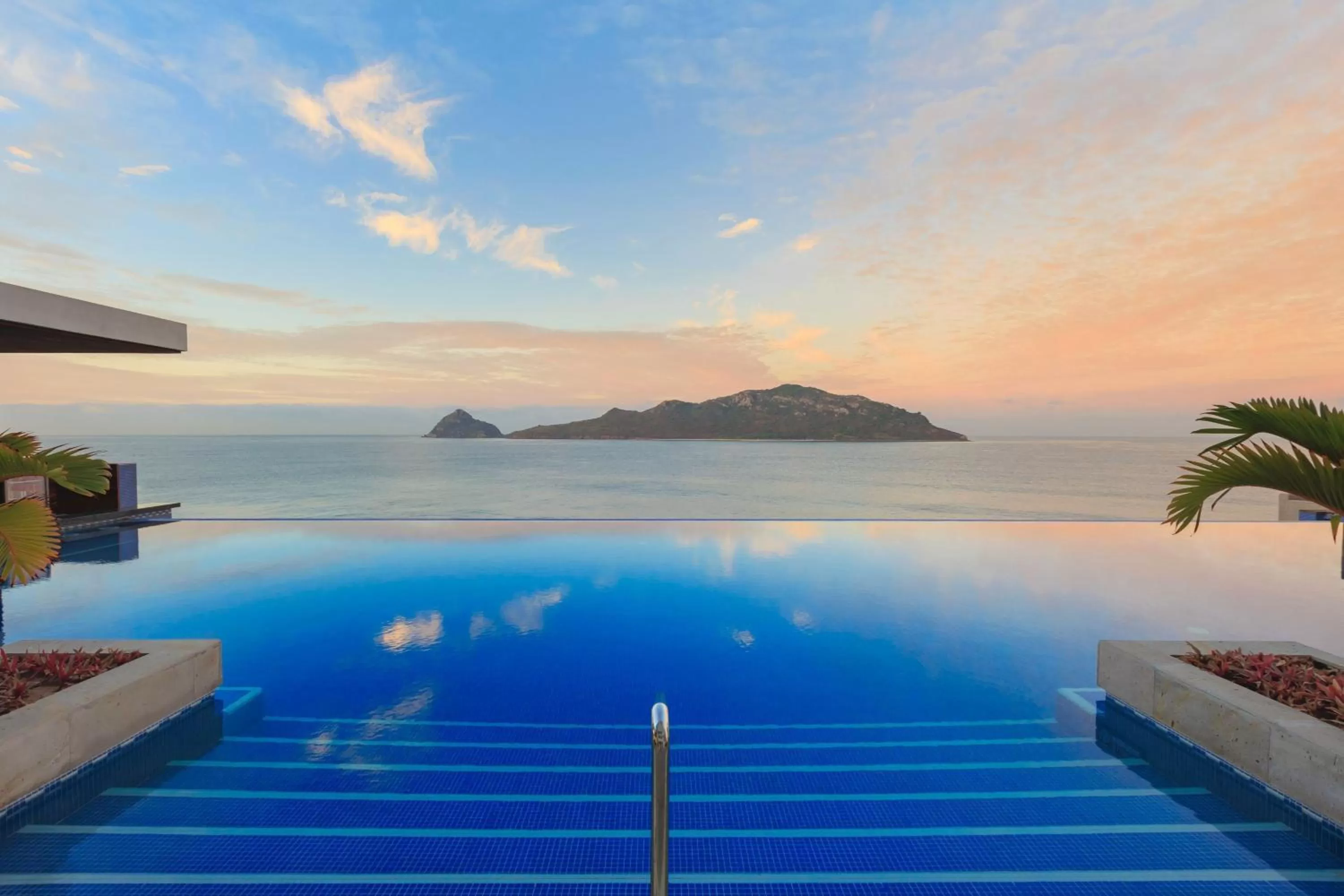 Swimming pool in Courtyard by Marriott Mazatlan Beach Resort