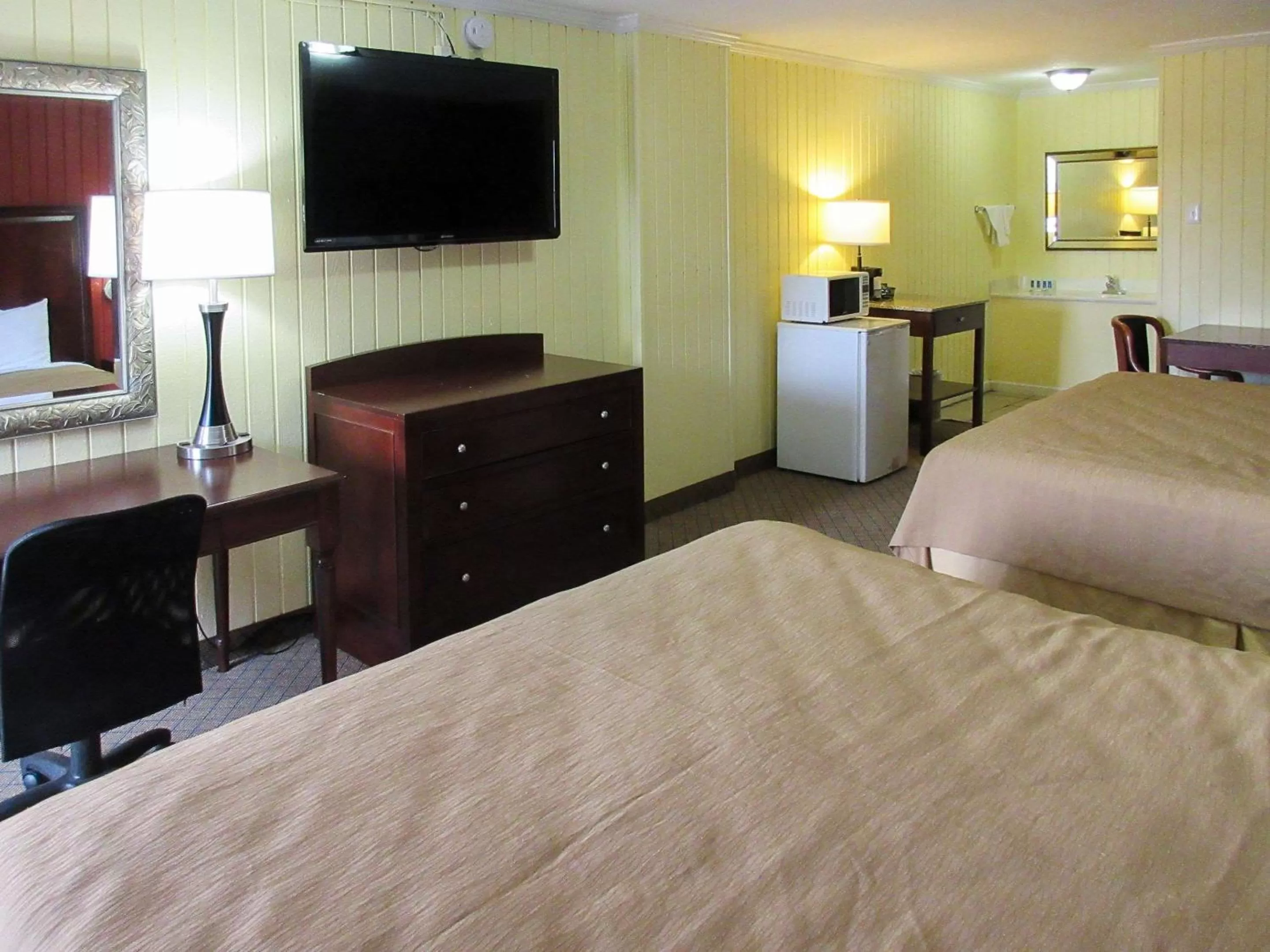 Photo of the whole room in Rodeway Inn Kansas City Downtown Area