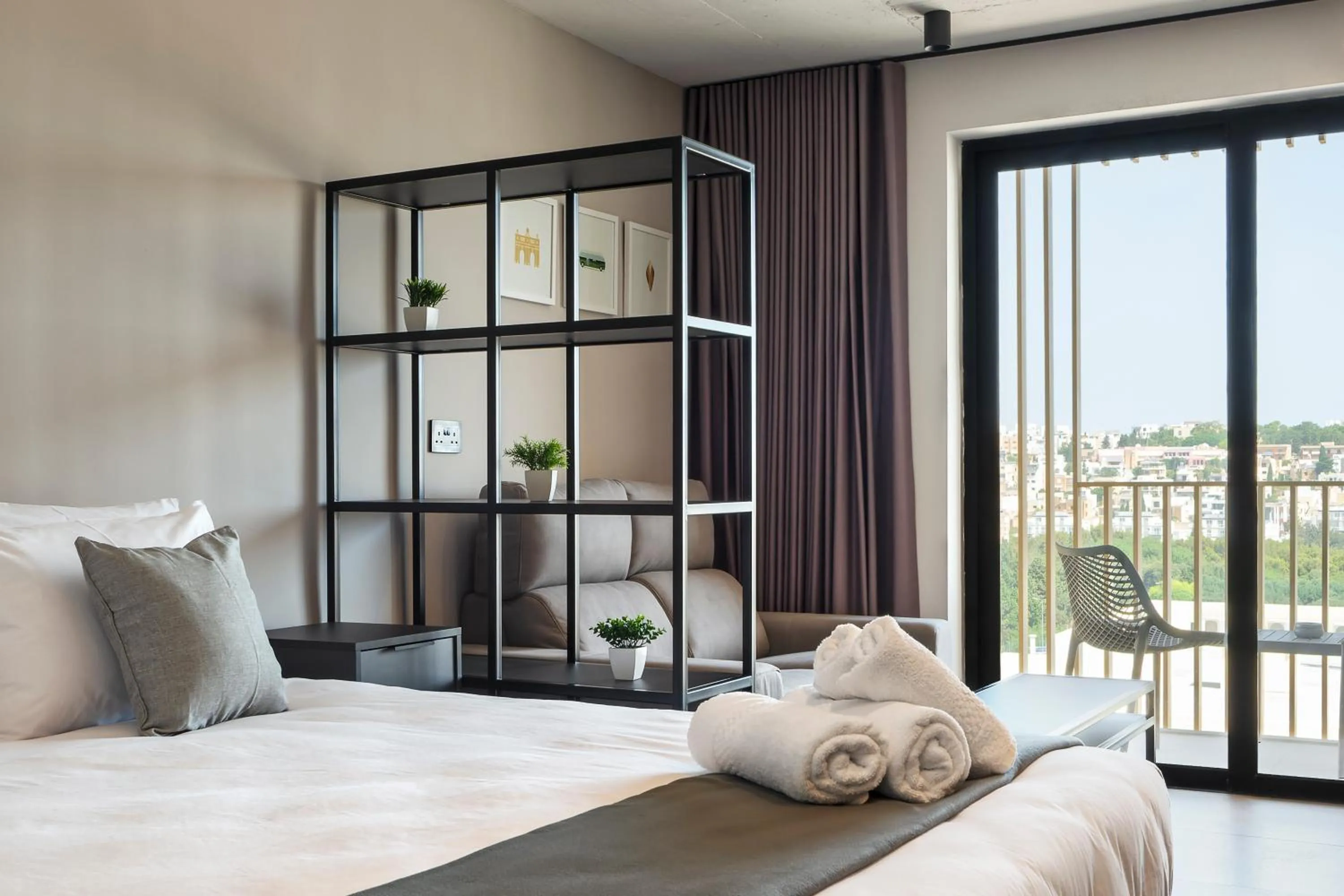 Seating area, Bed in Aparthotel Adagio Malta Central