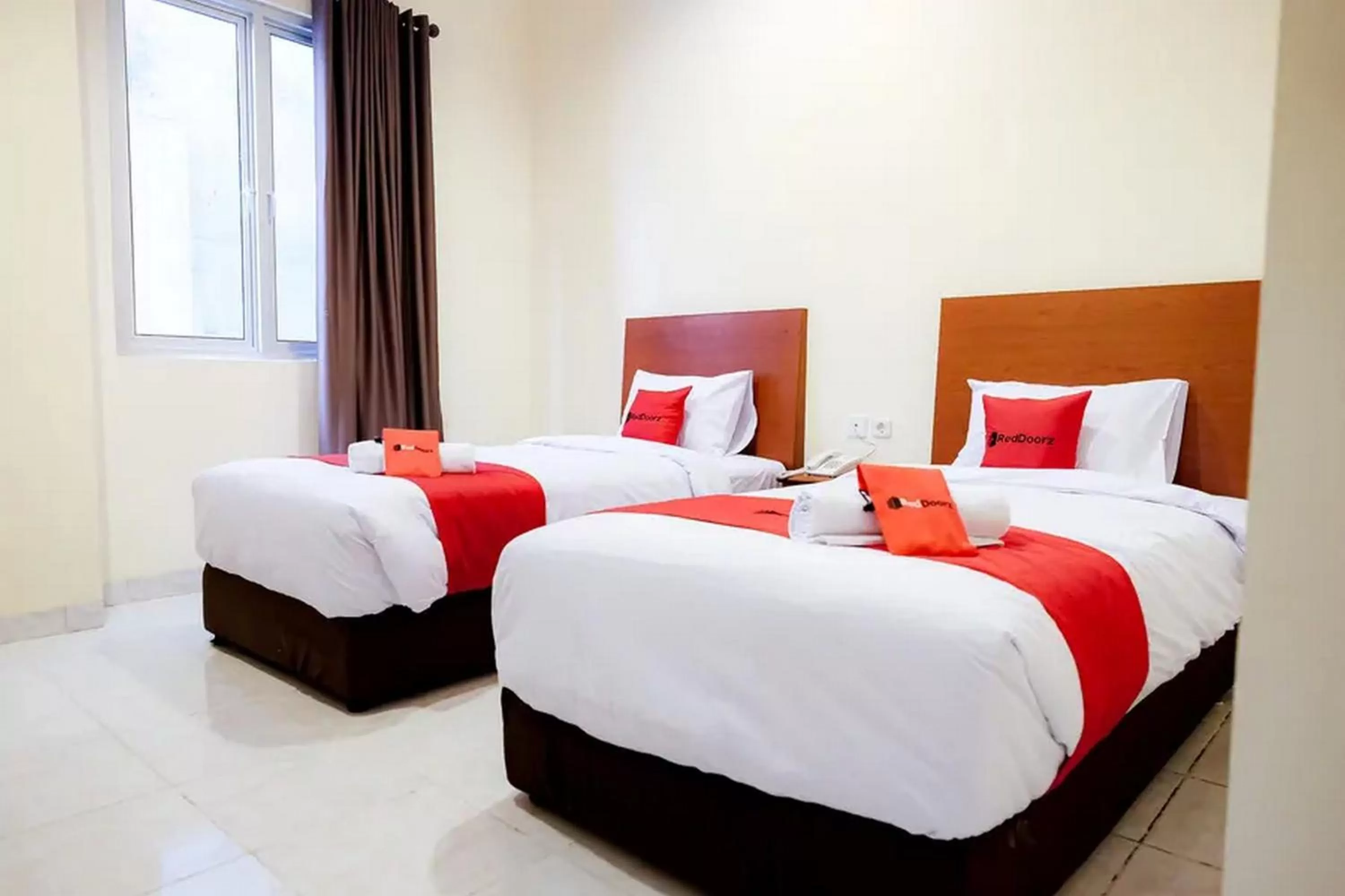 Bed in RedDoorz Plus near Plaza Blok M
