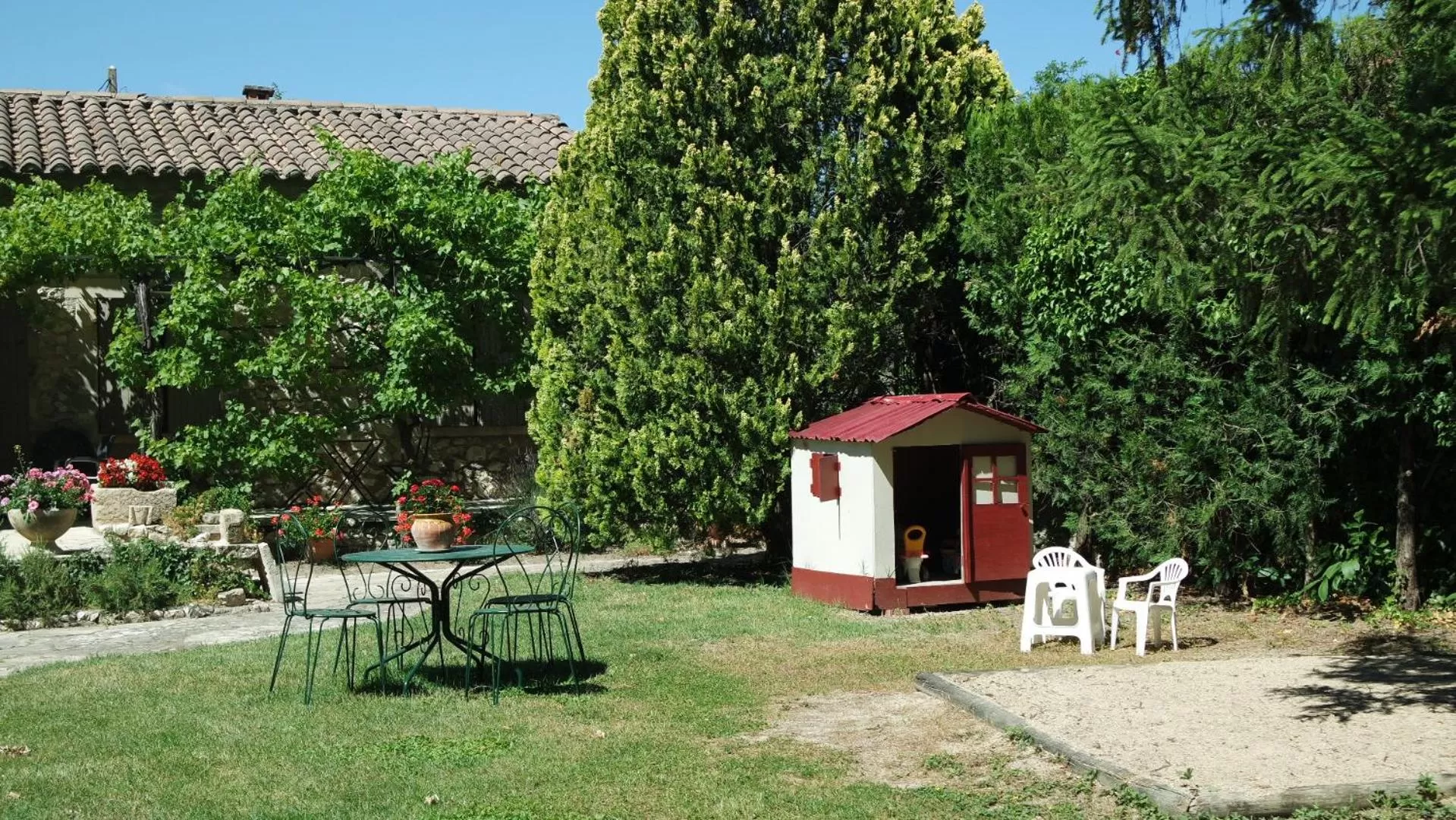 Garden view in Mas Grimaud - Gîte- Studio et chambres d'hôtes familiales