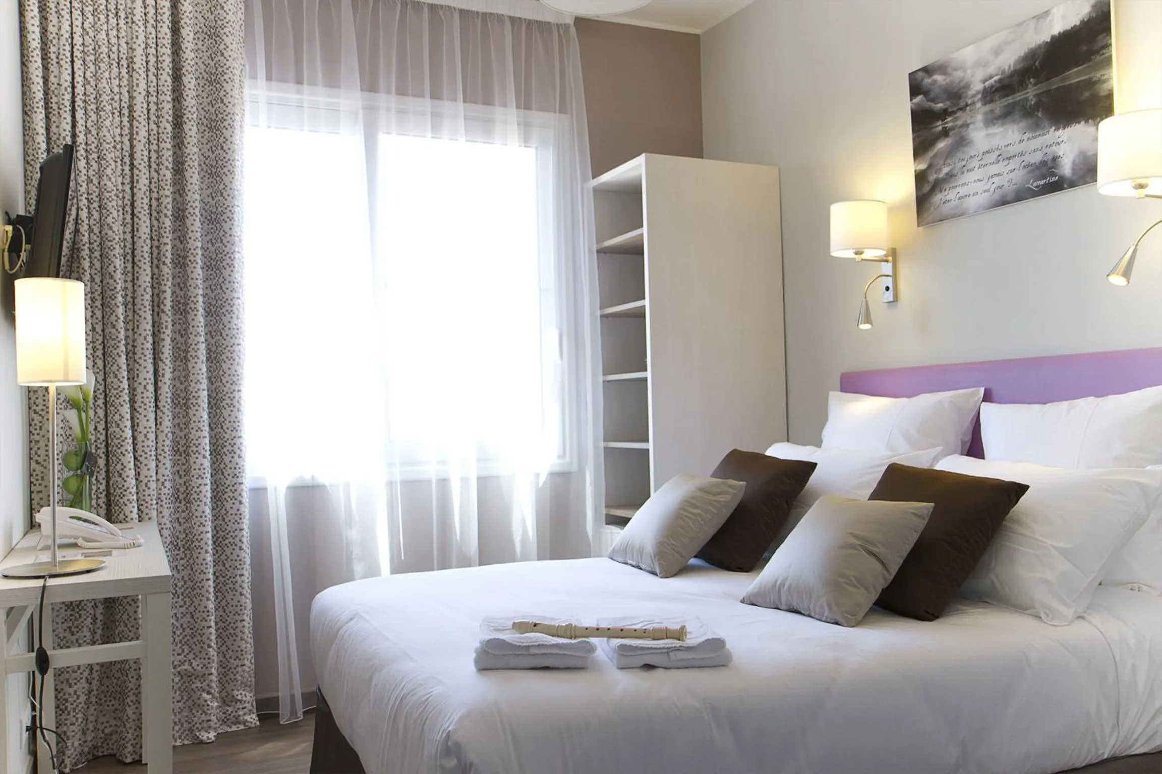 Photo of the whole room, Bed in Hôtel CASABELLA Cannes Mouans Sartoux