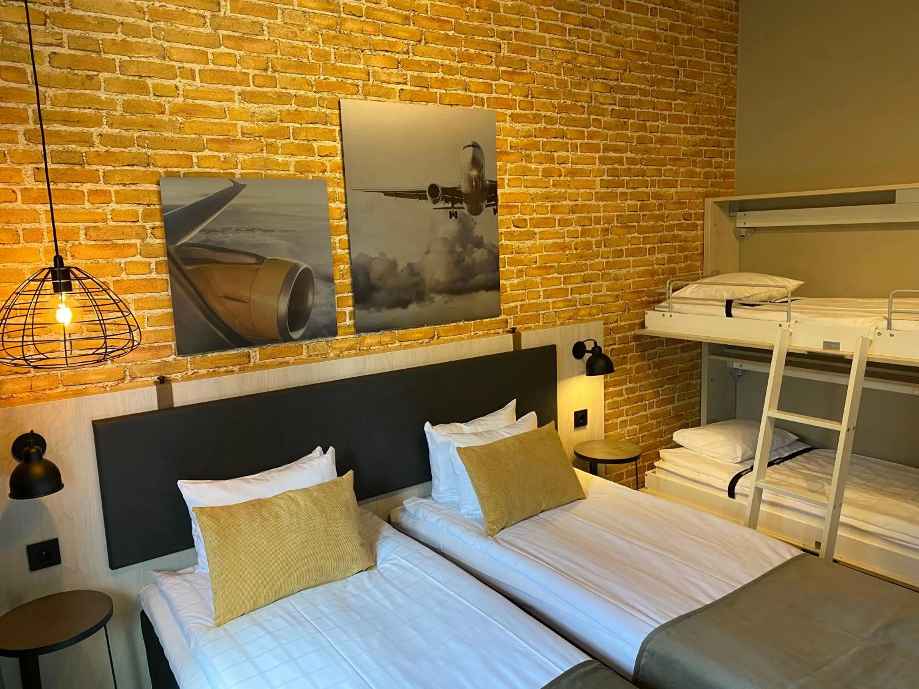 Bedroom, Bed in Skyline Airport Hotel