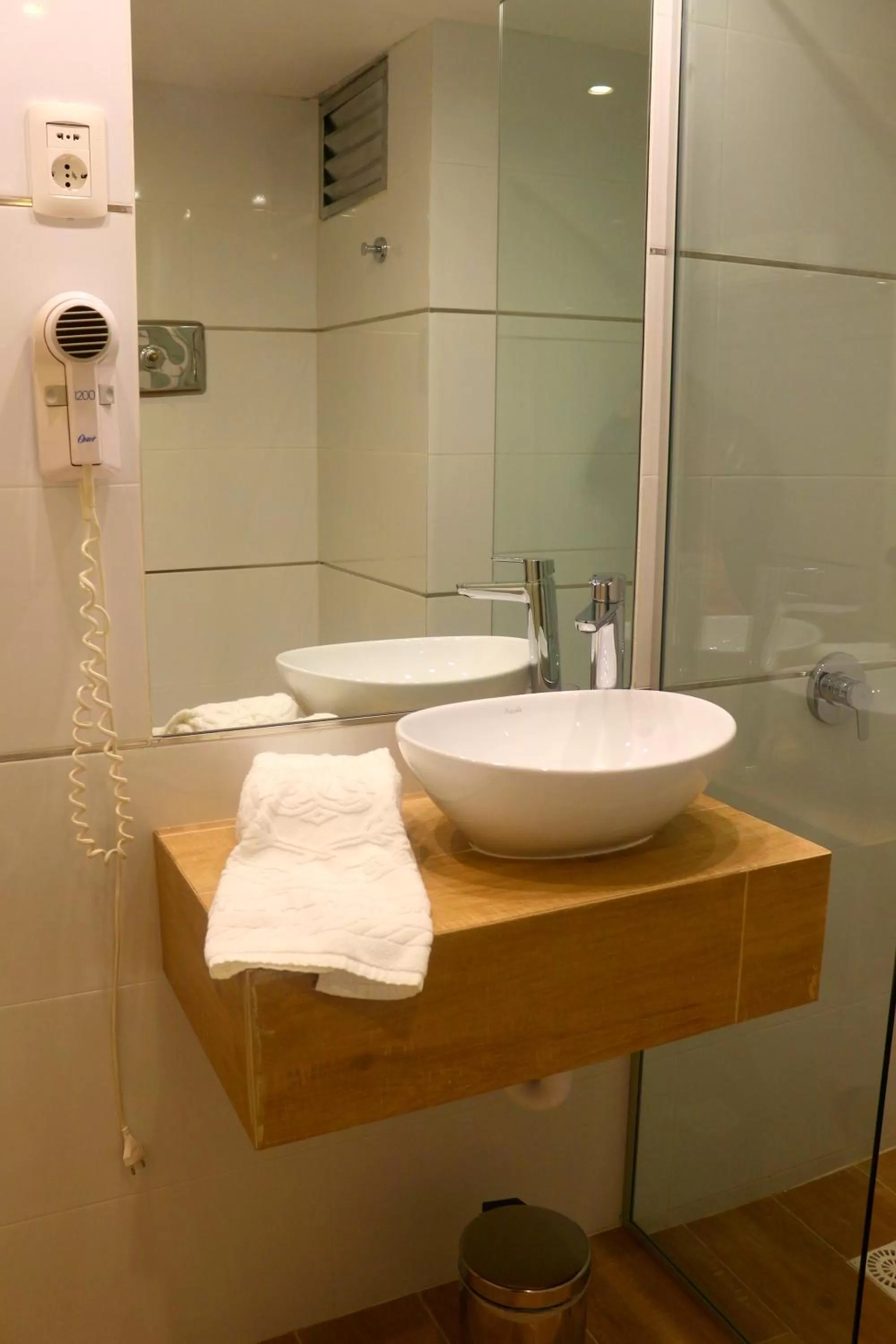 Shower in Hotel Alhambra