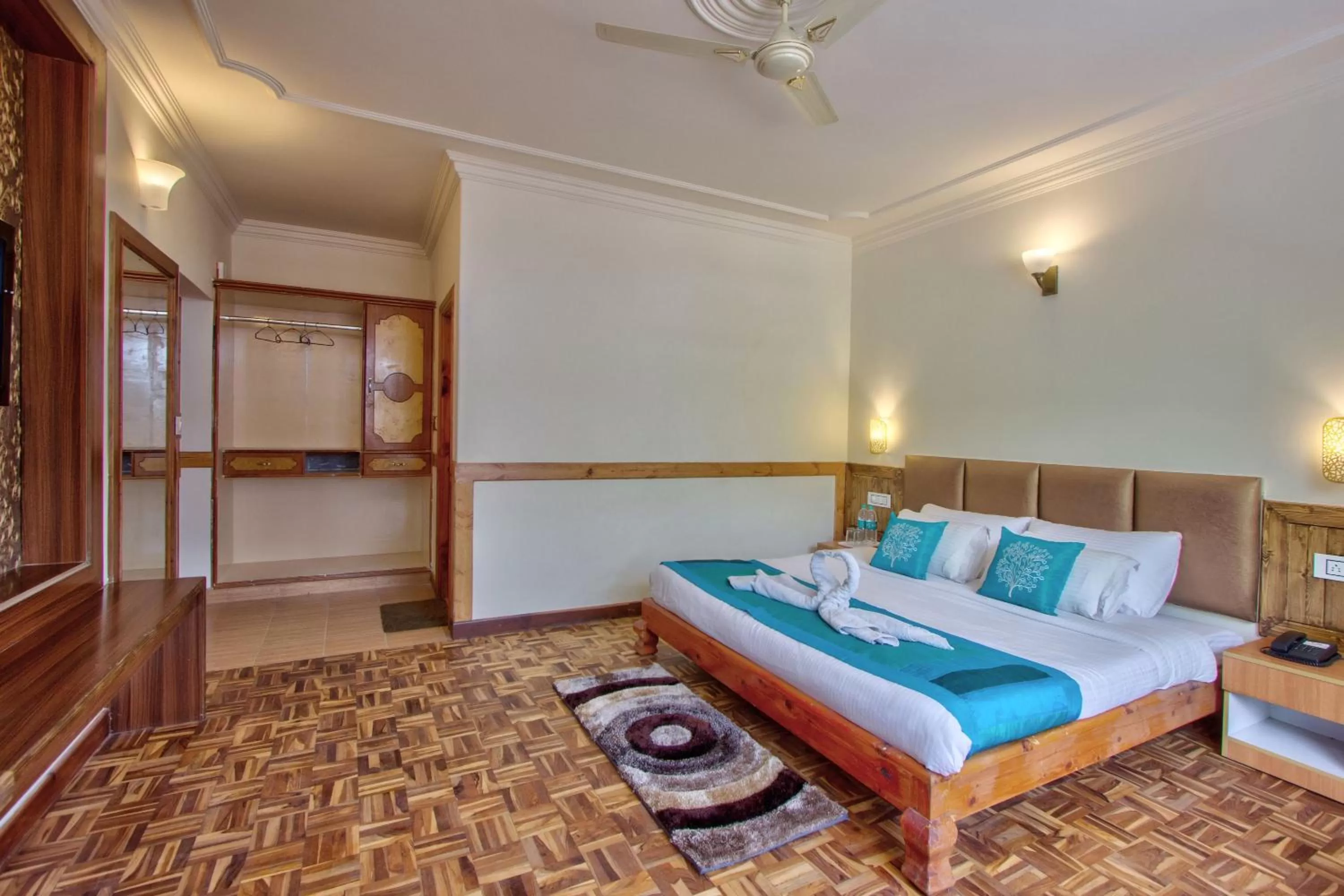 Photo of the whole room, Bed in Woodstock Inn Manali 800 Mtrs from Mall Road