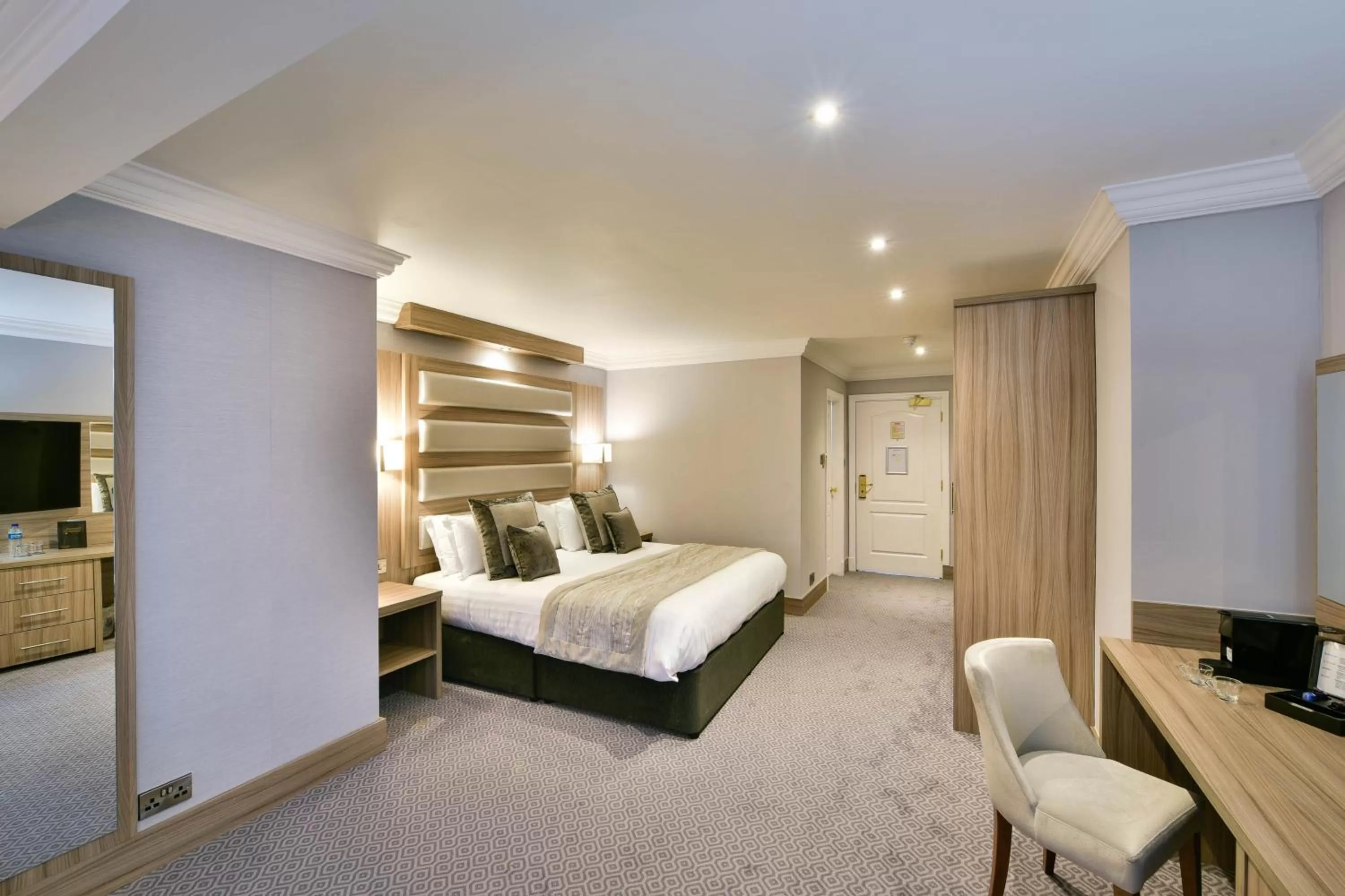 Bedroom, Bed in Holiday Inn - Manchester - Oldham by IHG