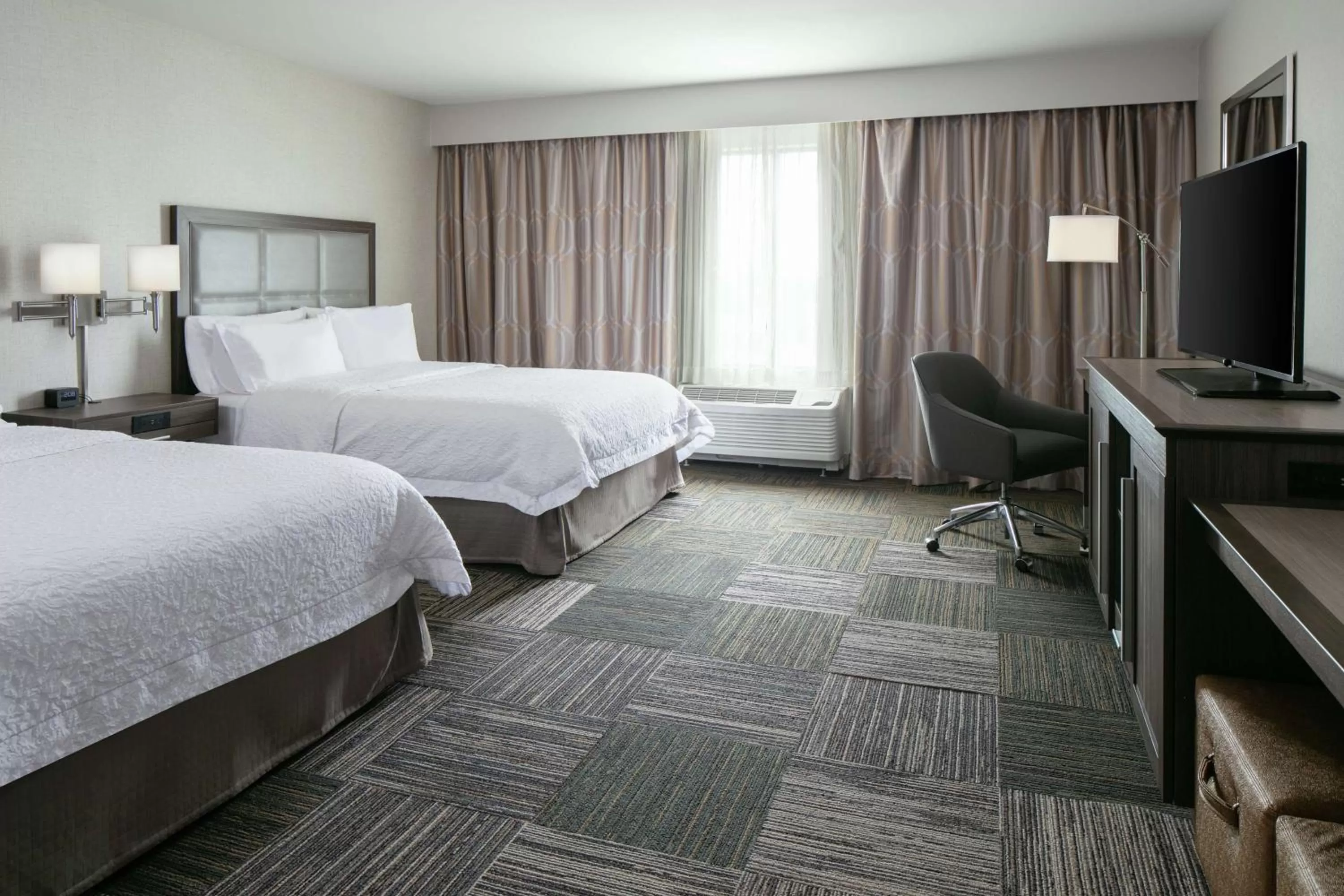 Bedroom, Bed in Hampton Inn & Suites-Hudson Wisconsin