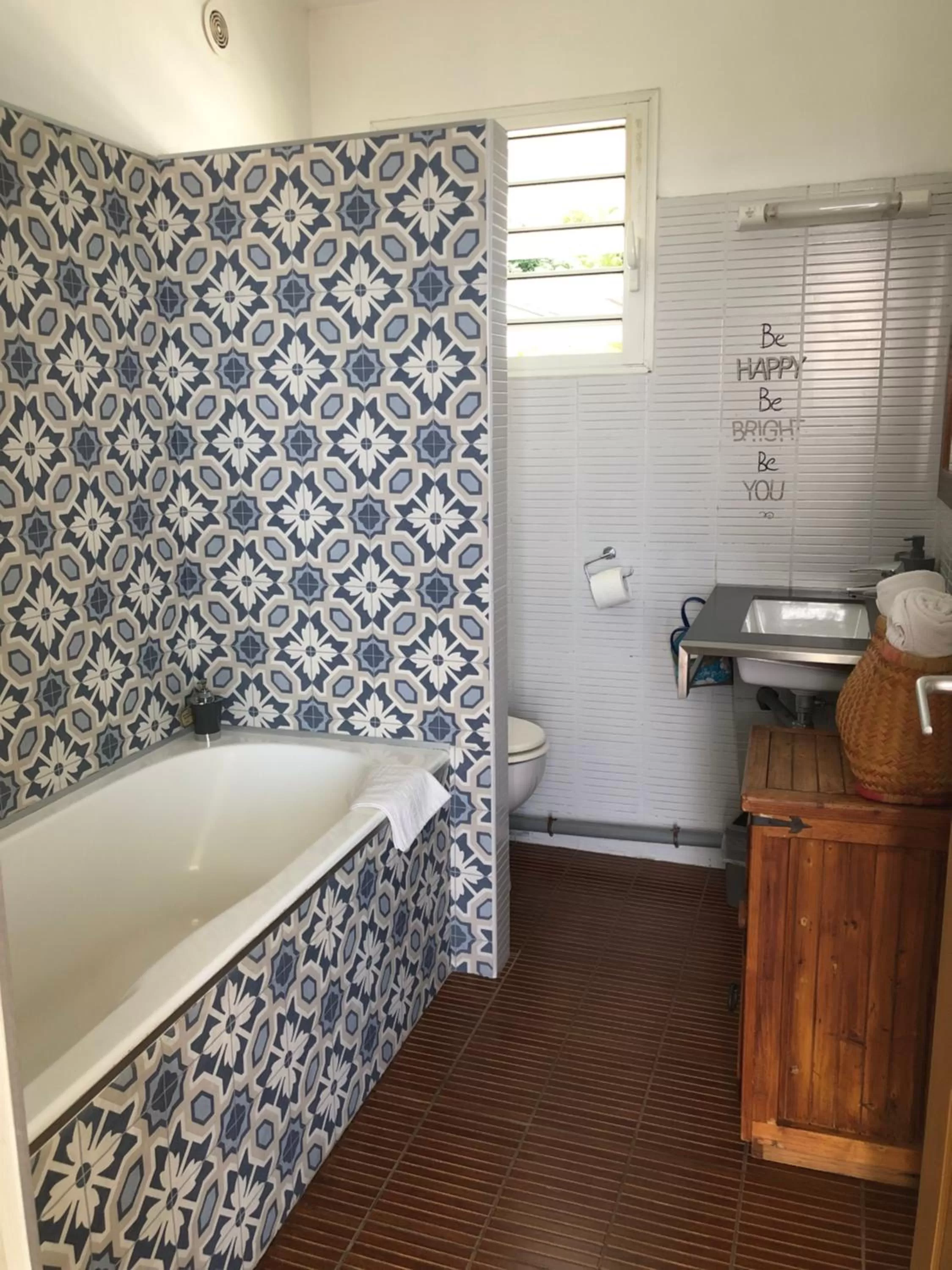 Bathroom in Hôtel Le Soleil Couchant