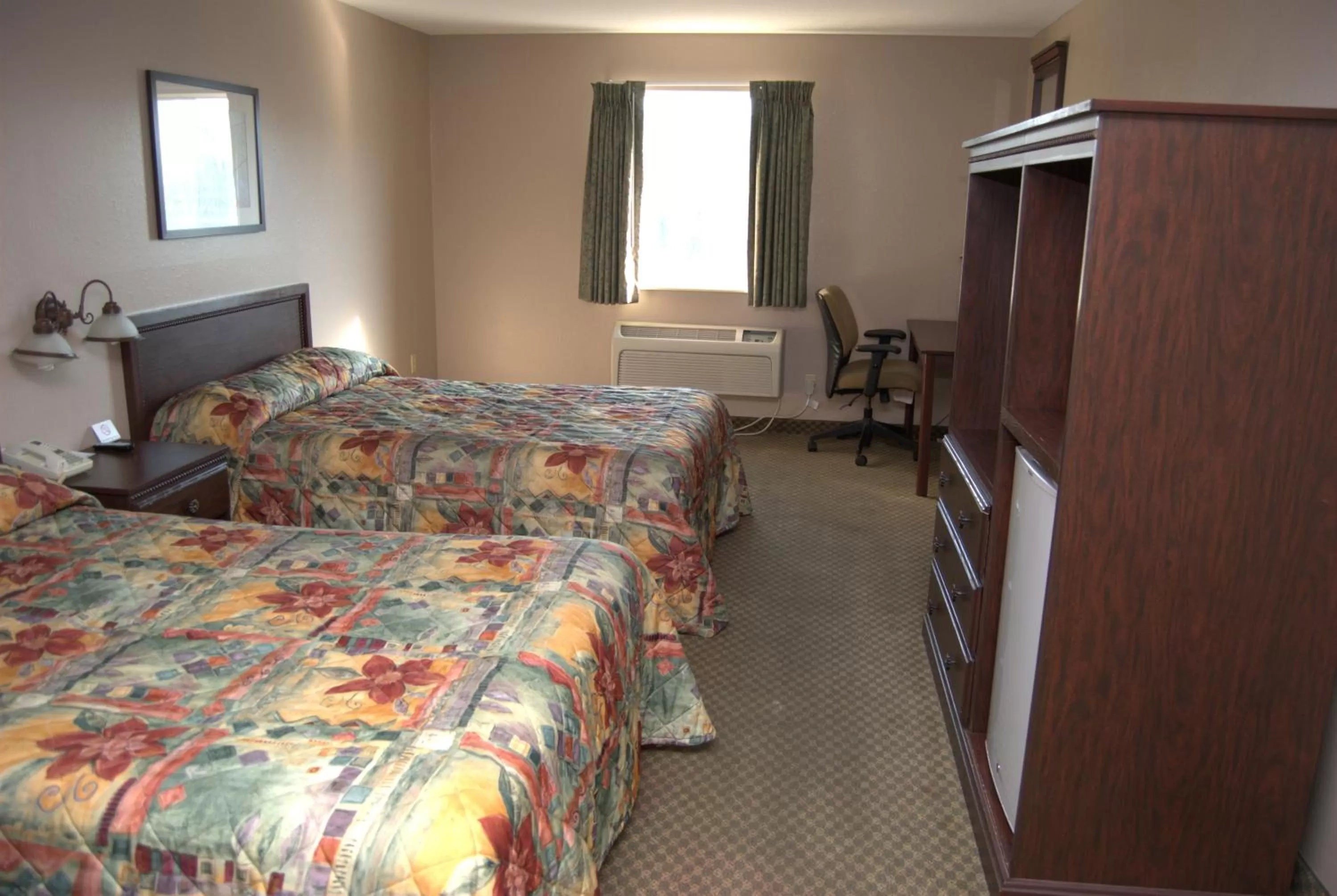 Photo of the whole room, Bed in Commodore Resort