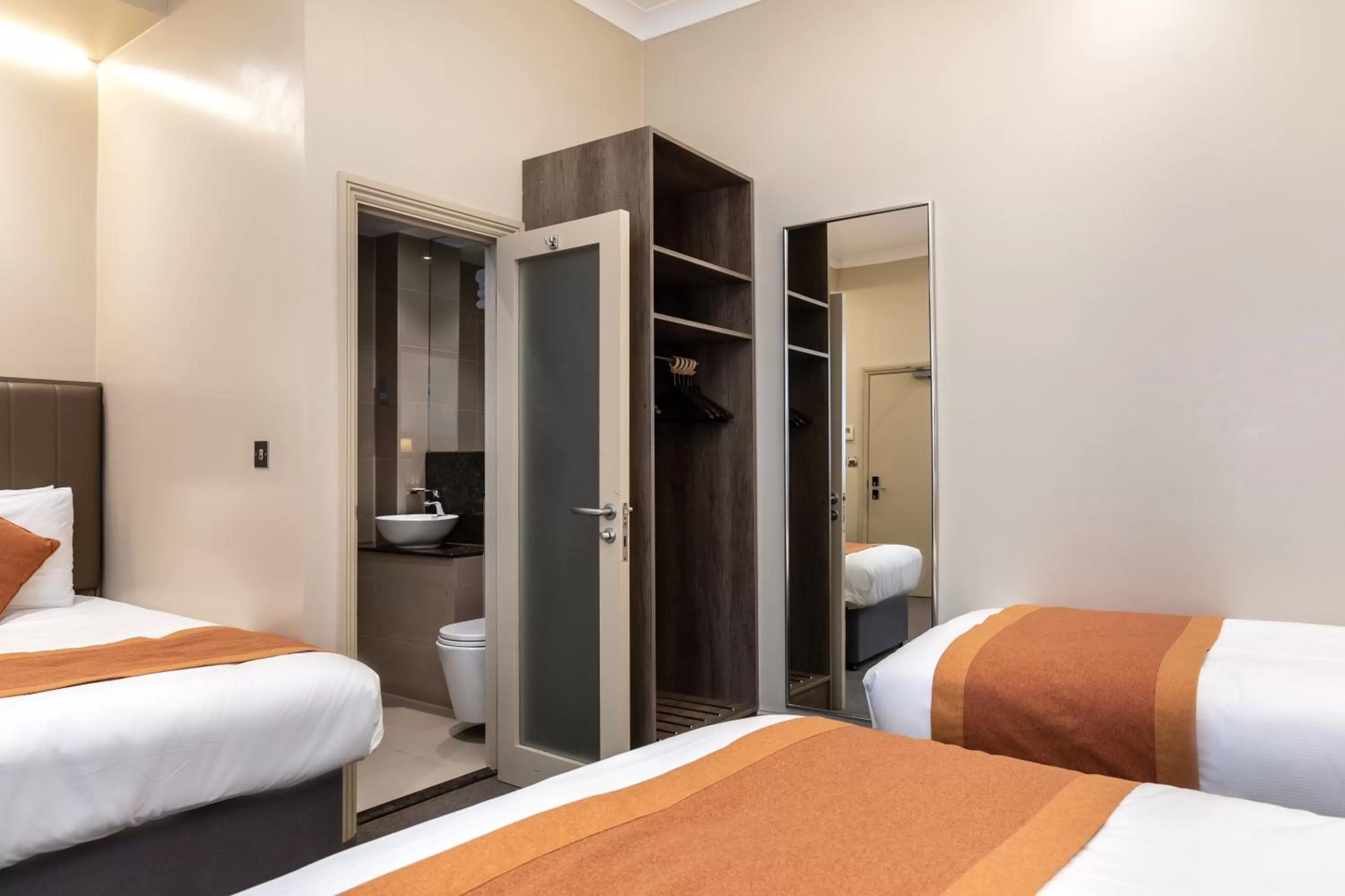 Bedroom, Bed in Sidney Hotel London-Victoria