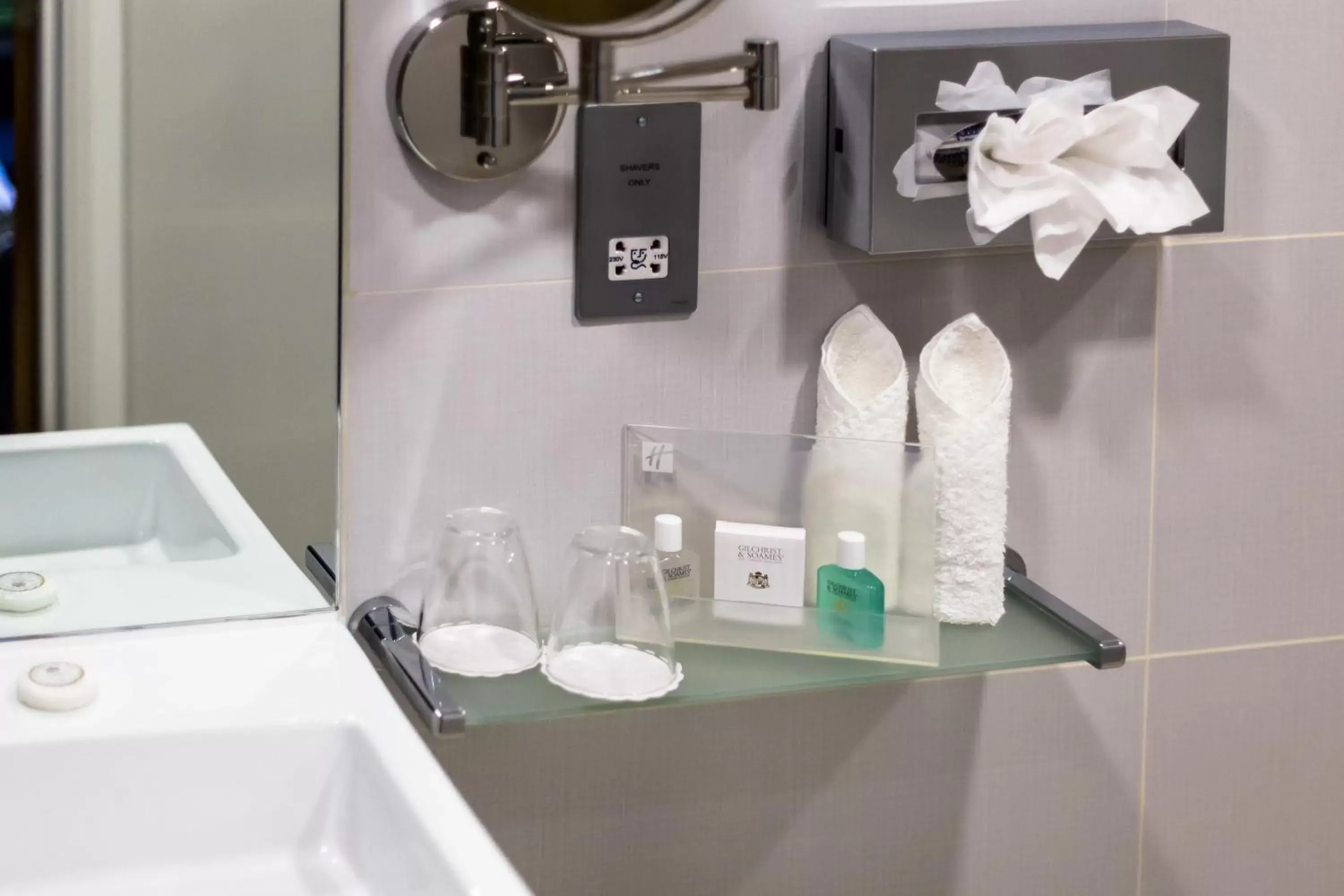 Standard Queen Room in Holiday Inn London Watford Junction by IHG Standard Queen Room in Holiday Inn London Watford Junction by IHG