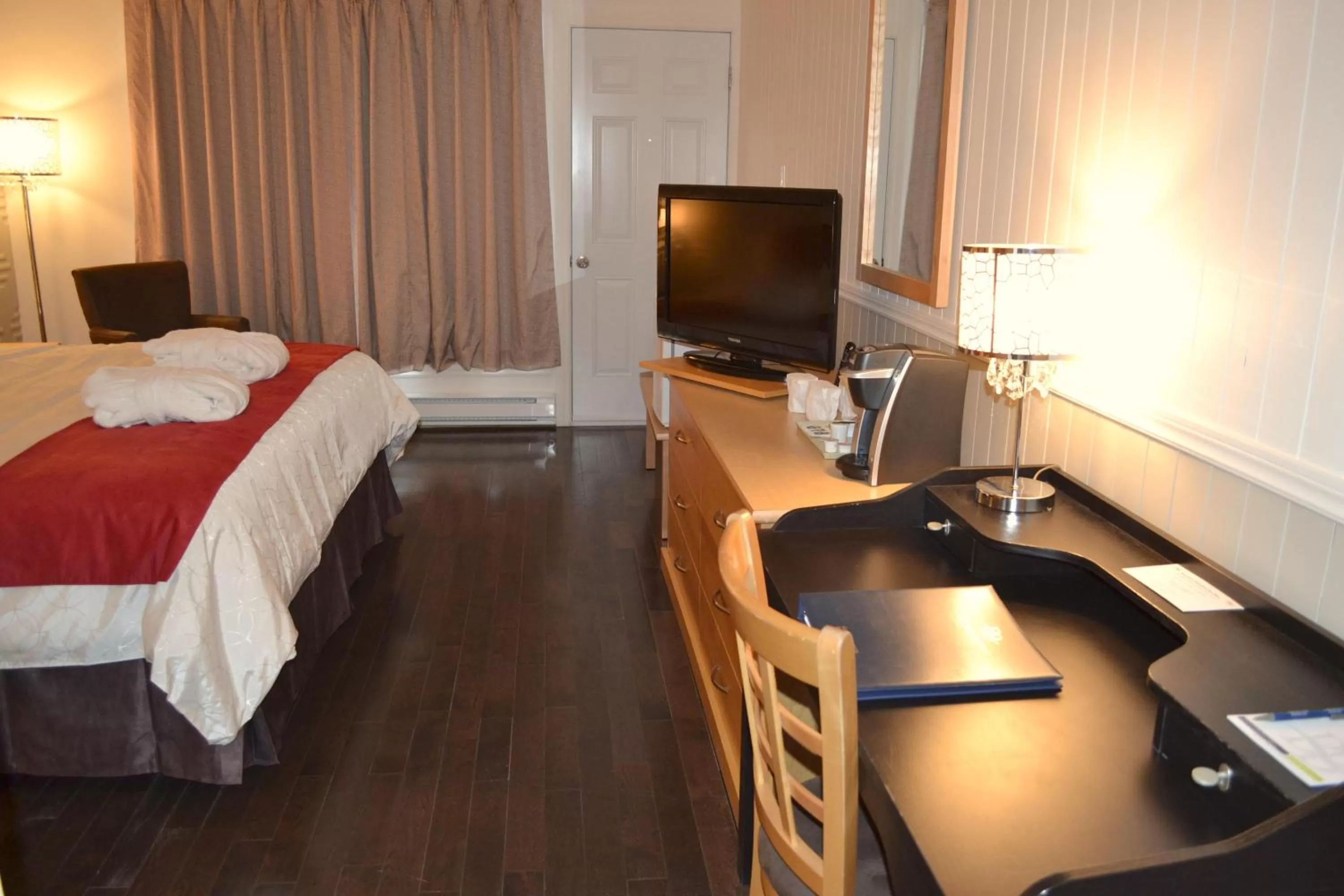 TV and multimedia, TV/Entertainment Center in Hostellerie Baie Bleue