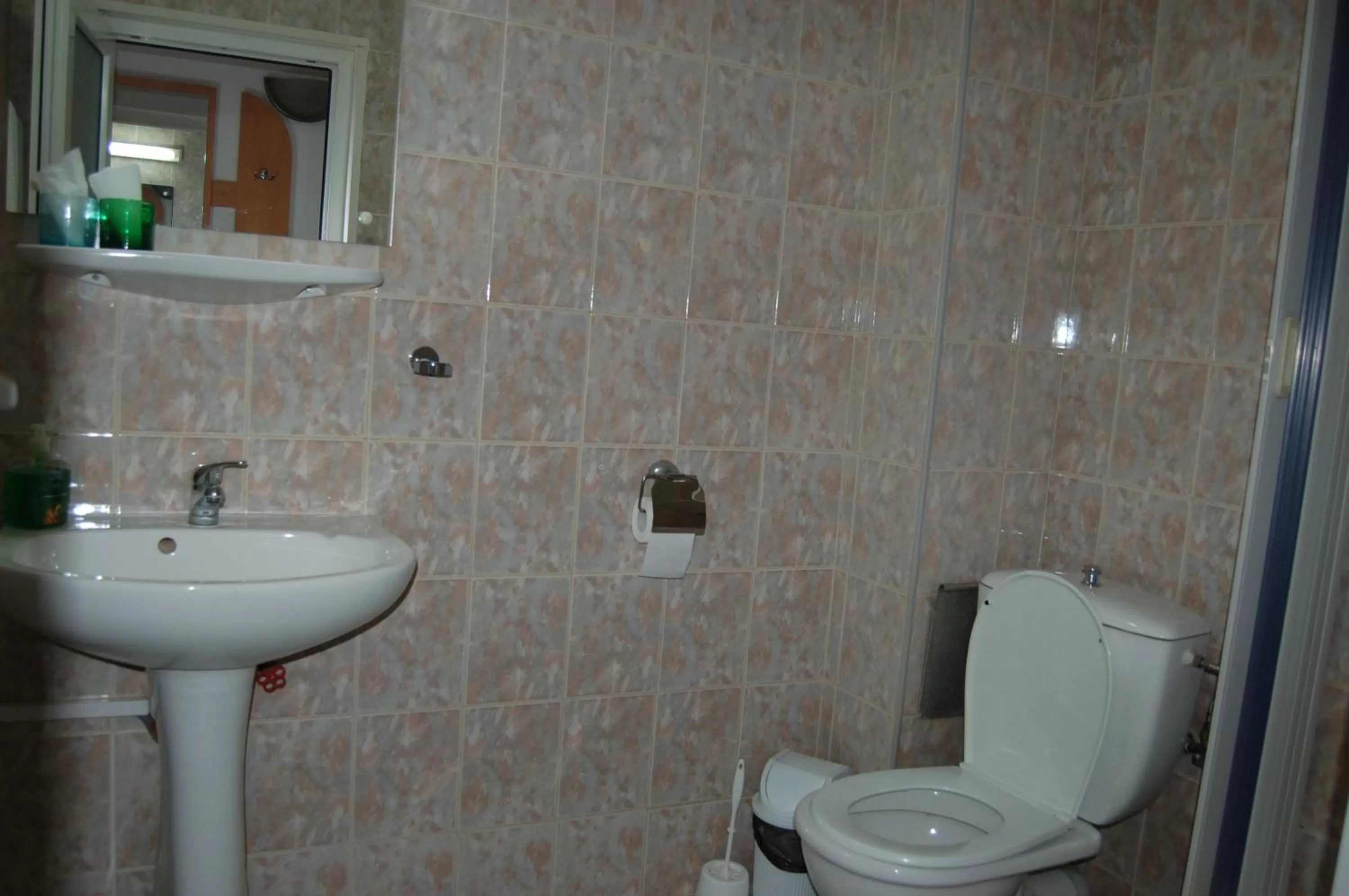 Bathroom in Motel Maestro