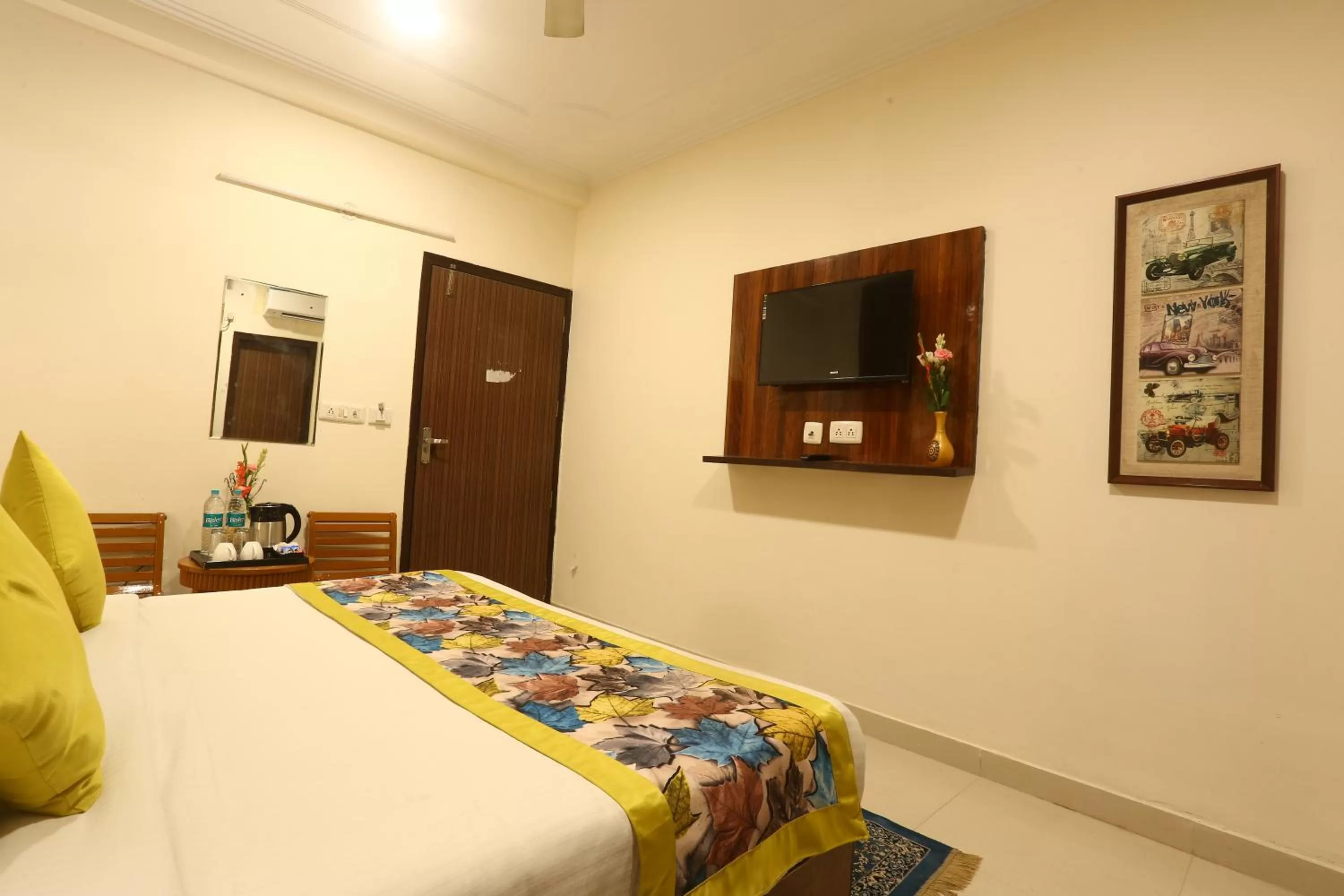 Bedroom, TV/Entertainment Center in Hotel Earth