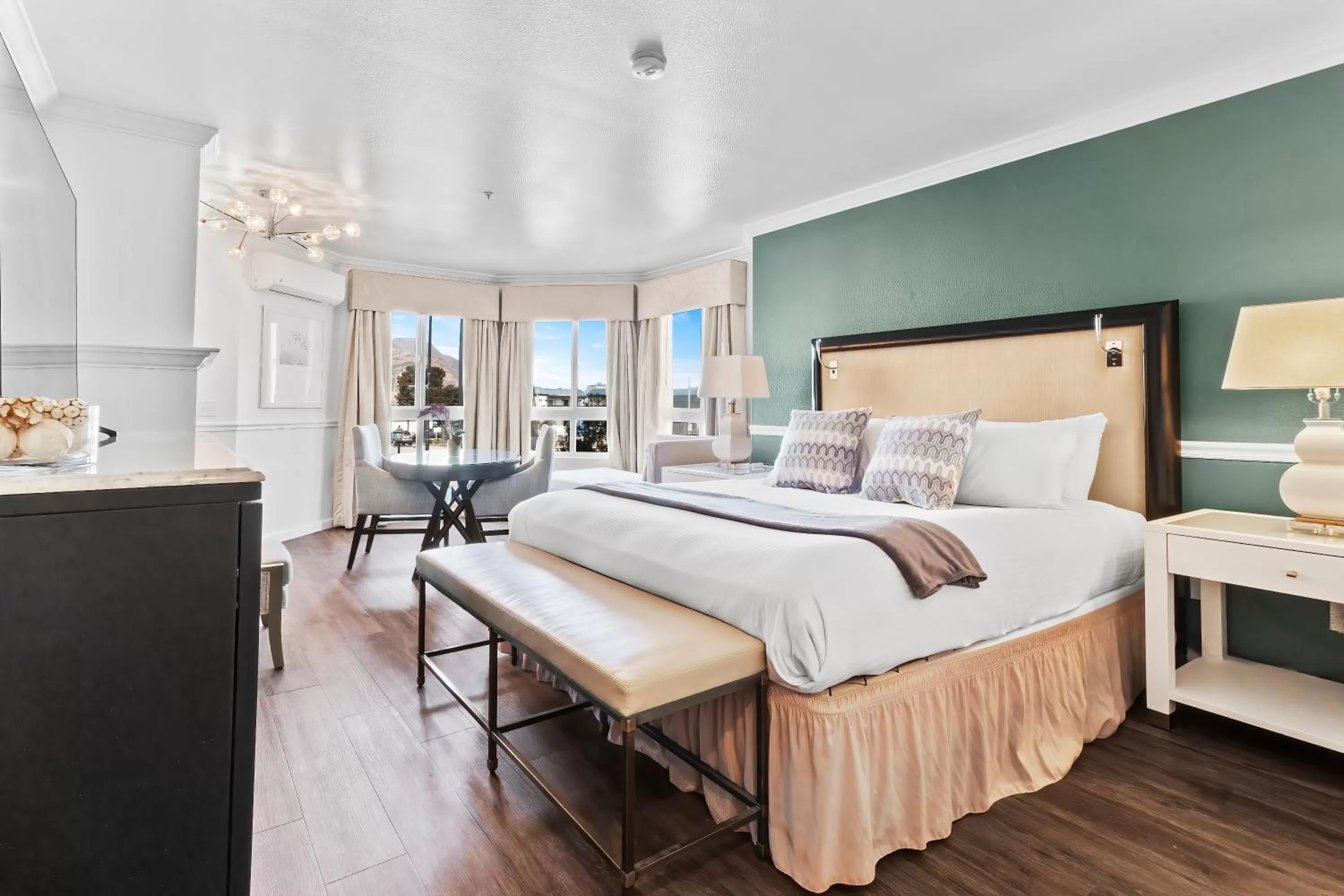 Photo of the whole room, Bed in Ascot Suites Morro Bay