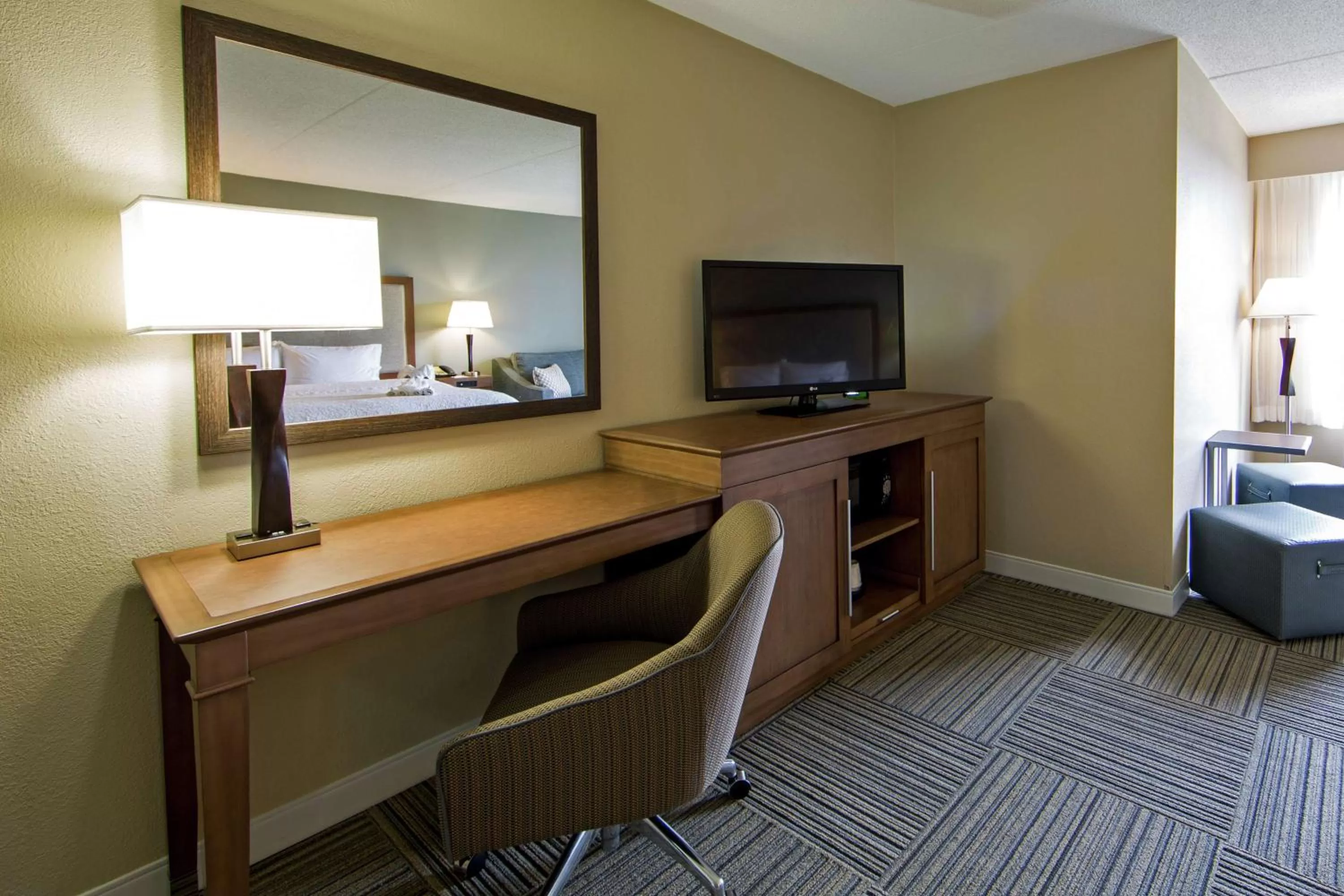 Bedroom in Hampton Inn Philadelphia-Airport