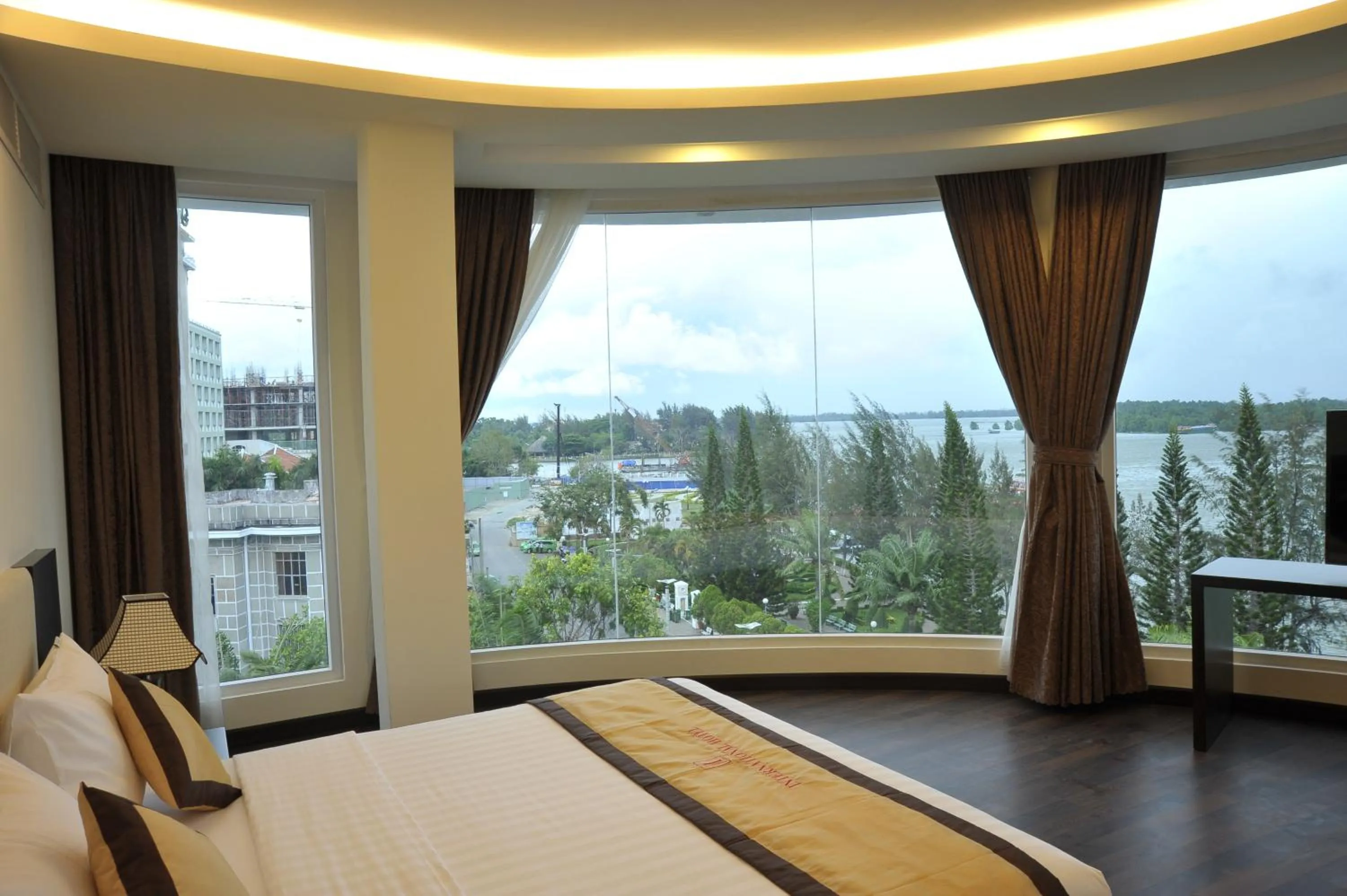 Bedroom, Bed in International Hotel