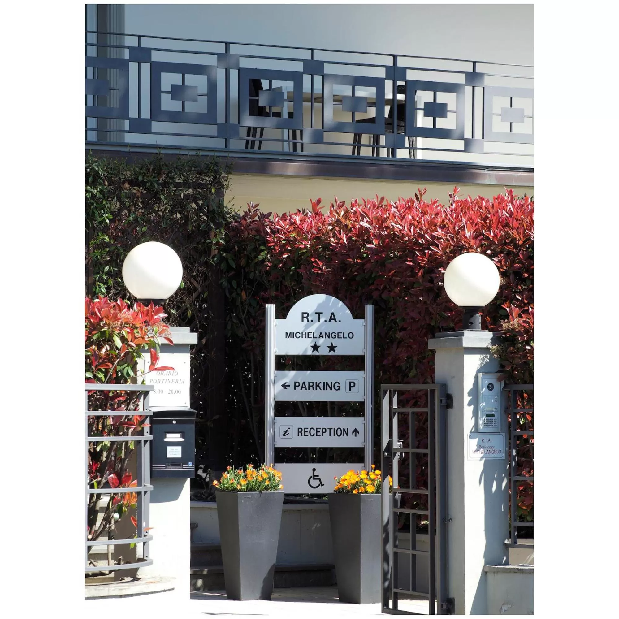 Facade/entrance in Michelangelo rta